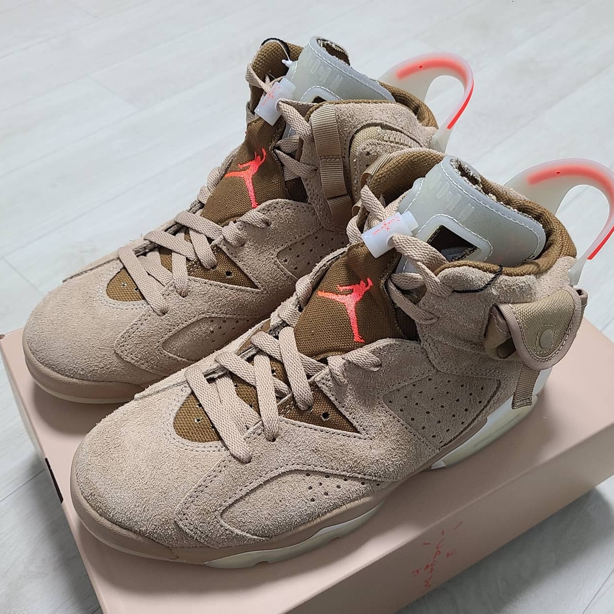 Jordan 6 x Travis Scott Retro SP British Khaki 착용 스타일 - 4