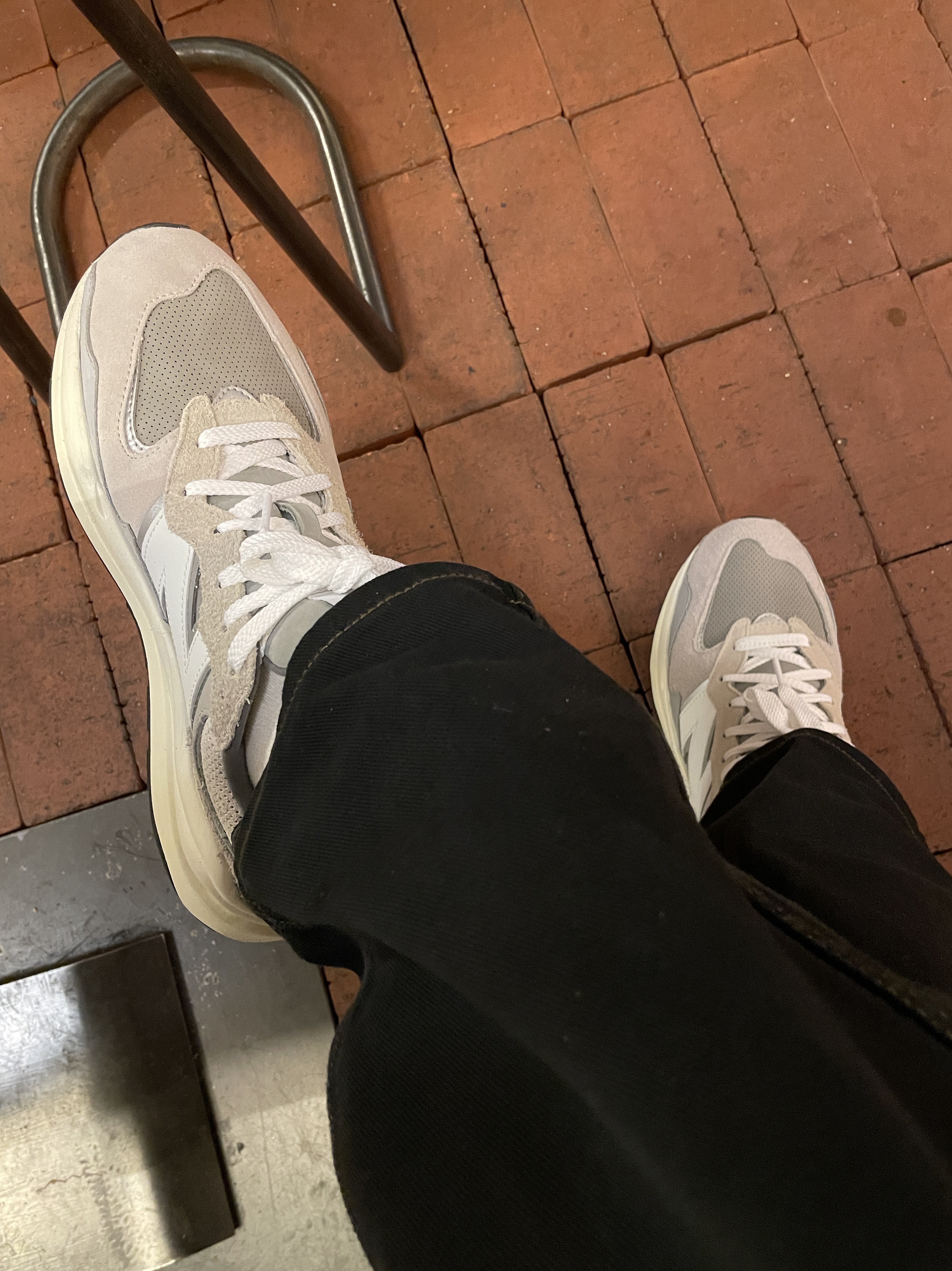 New Balance 5740 Grey 착용 스타일