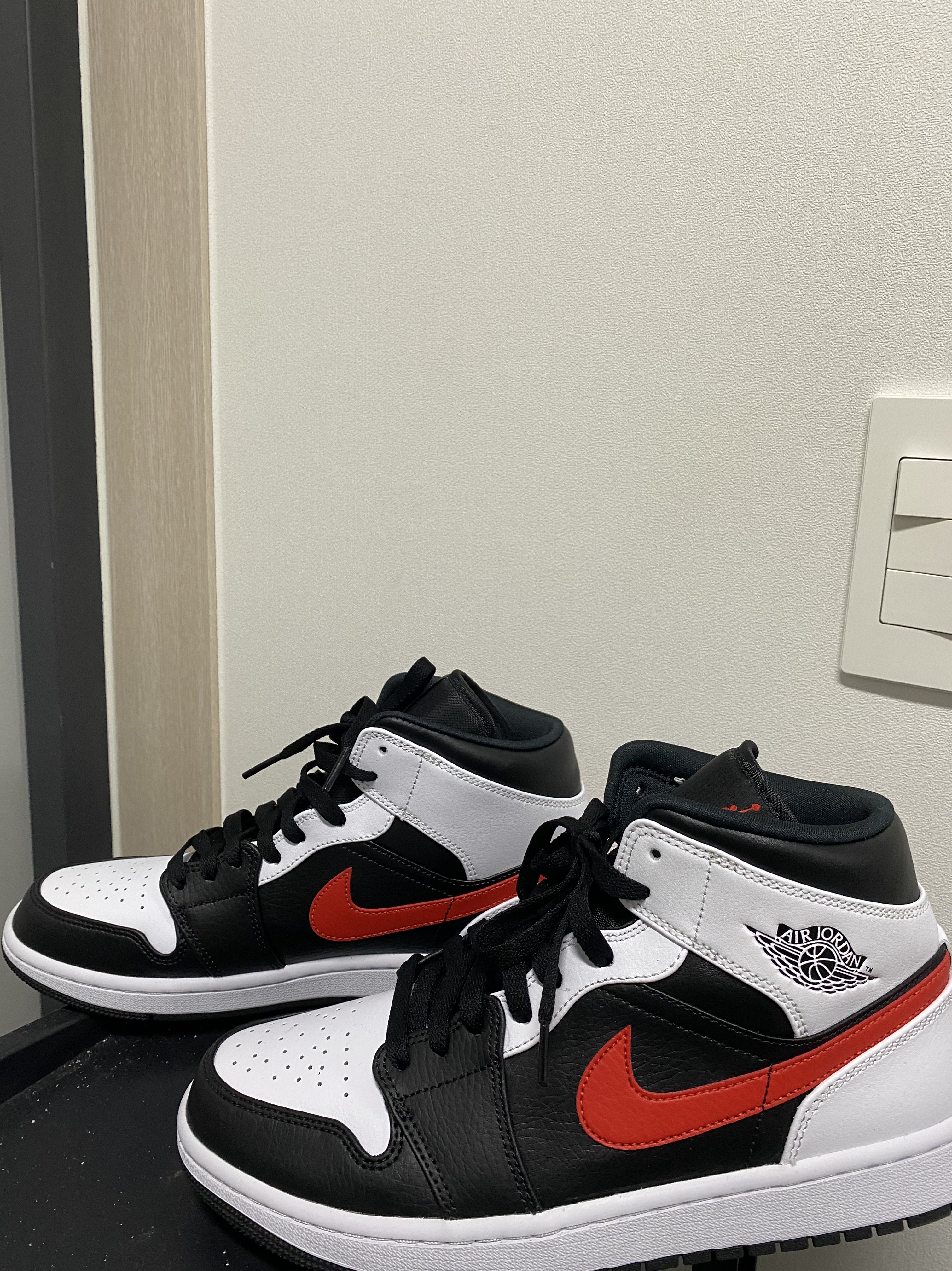 Jordan 1 Mid Black Chile Red 착용 스타일 - 2