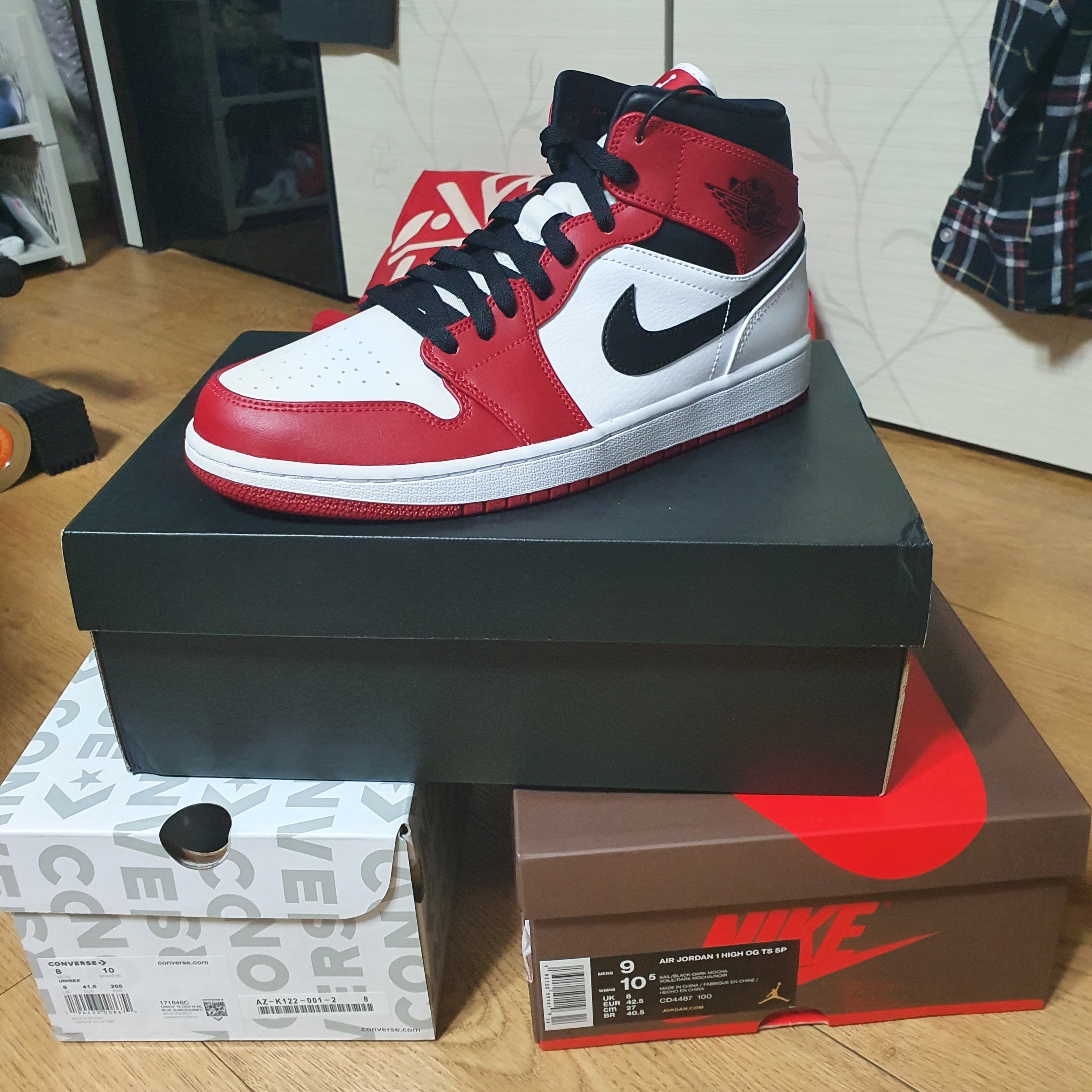 Jordan 1 x Travis Scott Retro High OG SP Mocha, Converse x Play Comme des Garcons Chuck 70 Hi Blue Quartz 착용 스타일 - 3