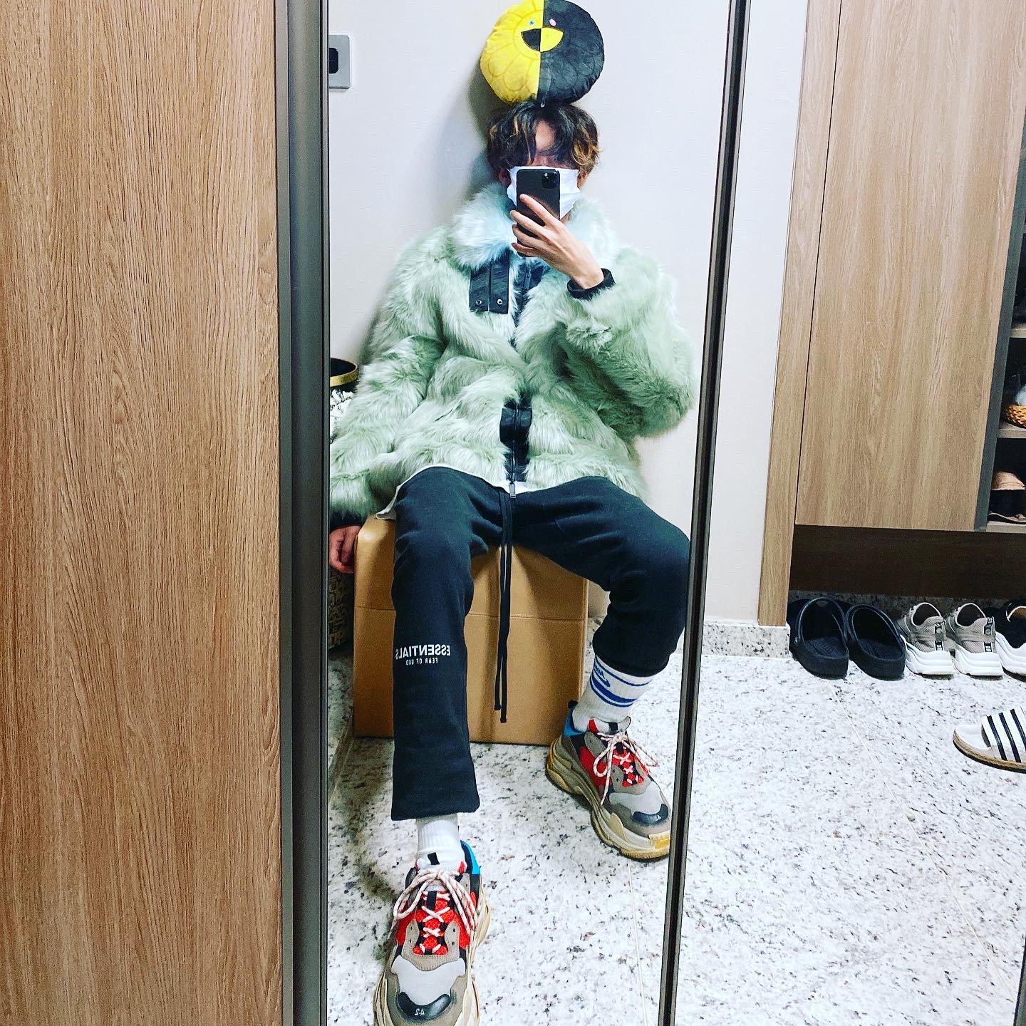 Balenciaga Triple S Grey Red Blue 2018 Reissue, Essentials Sweatpants Weathered Black - 20FW 착용 스타일