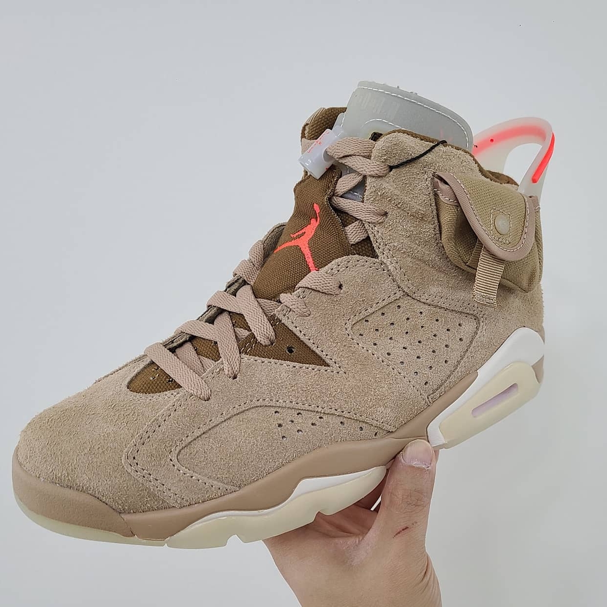 Jordan 6 x Travis Scott Retro SP British Khaki 착용 스타일 - 3