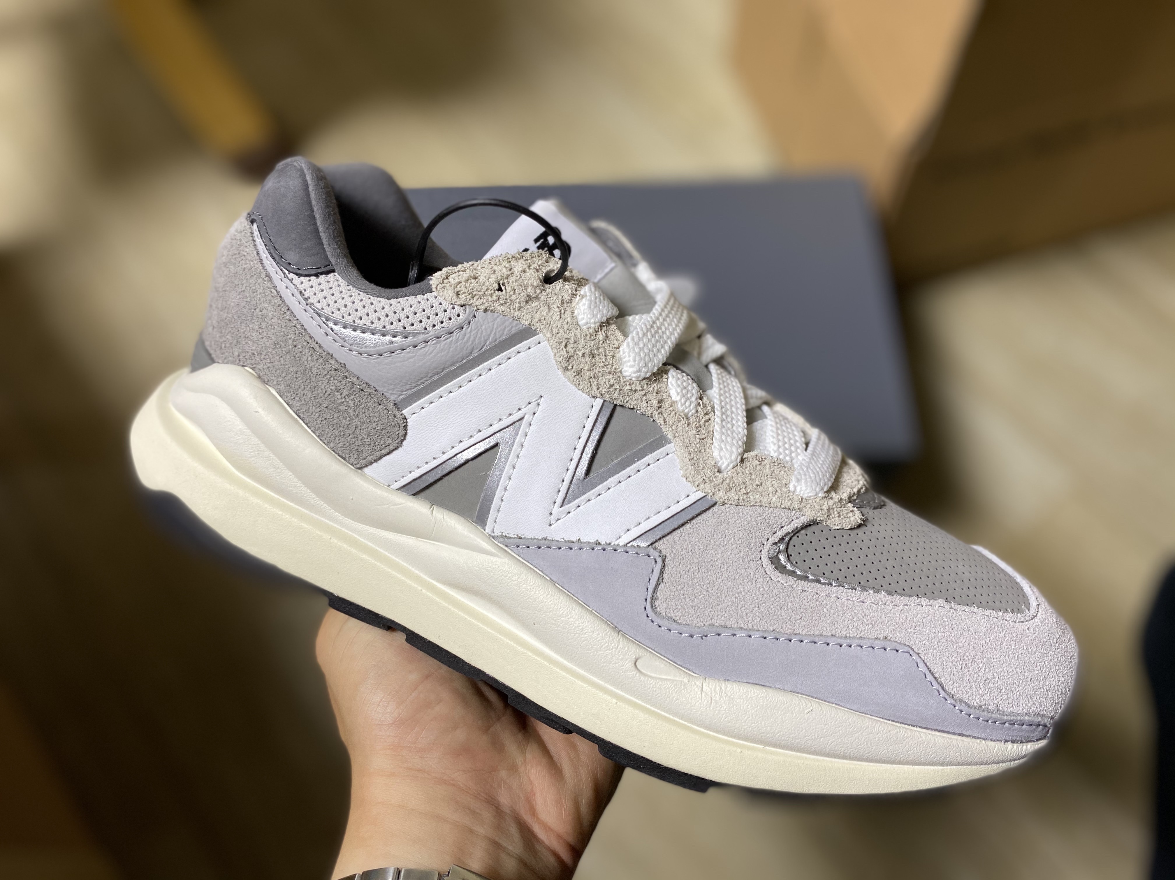 New Balance 5740 Grey 착용 스타일