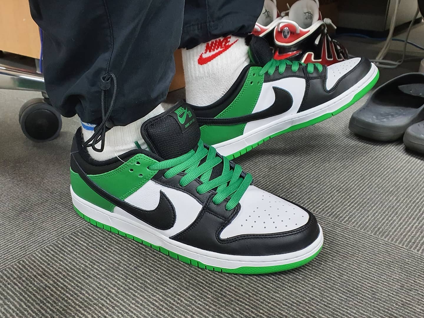 Nike SB Dunk Low Pro Black and Classic Green 착용 스타일