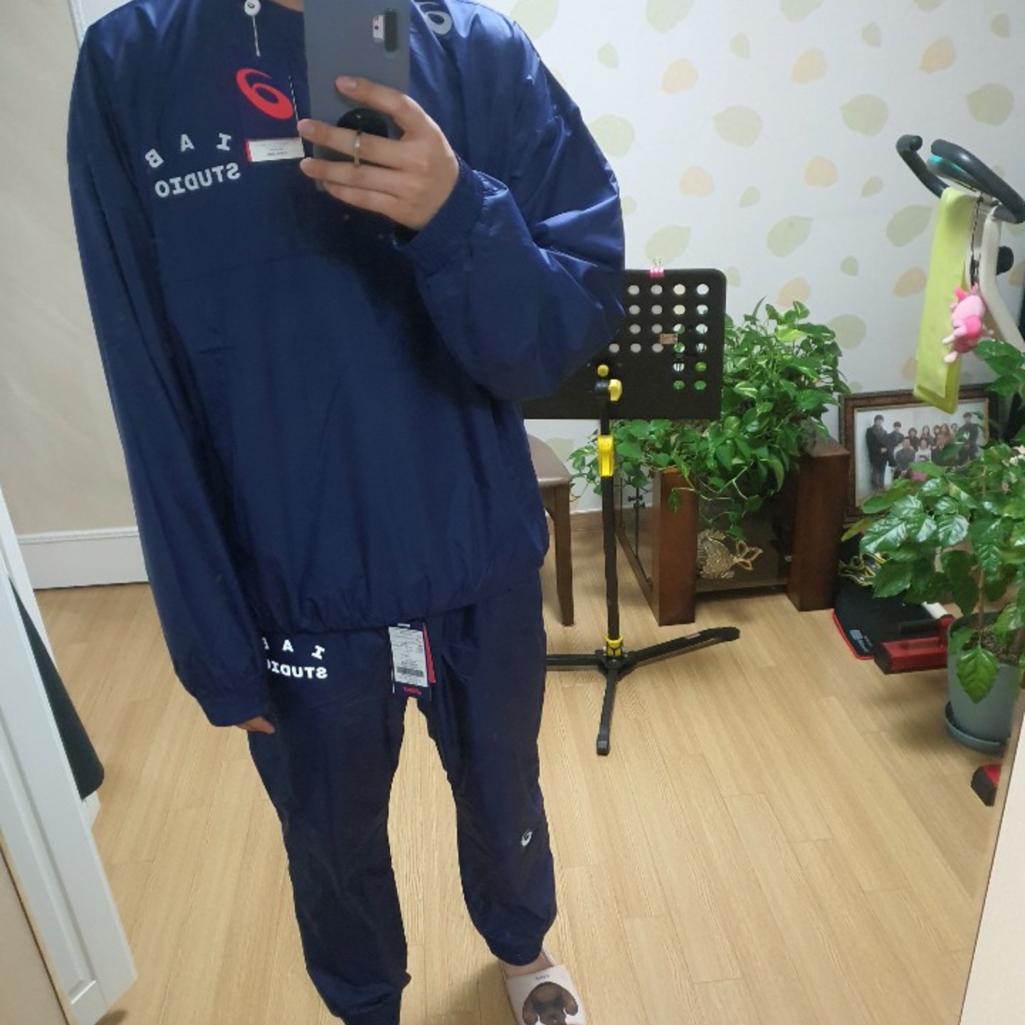 IAB Studio x Asics Navy Woven Shirt, IAB Studio x Asics Navy Woven Pants 착용 스타일
