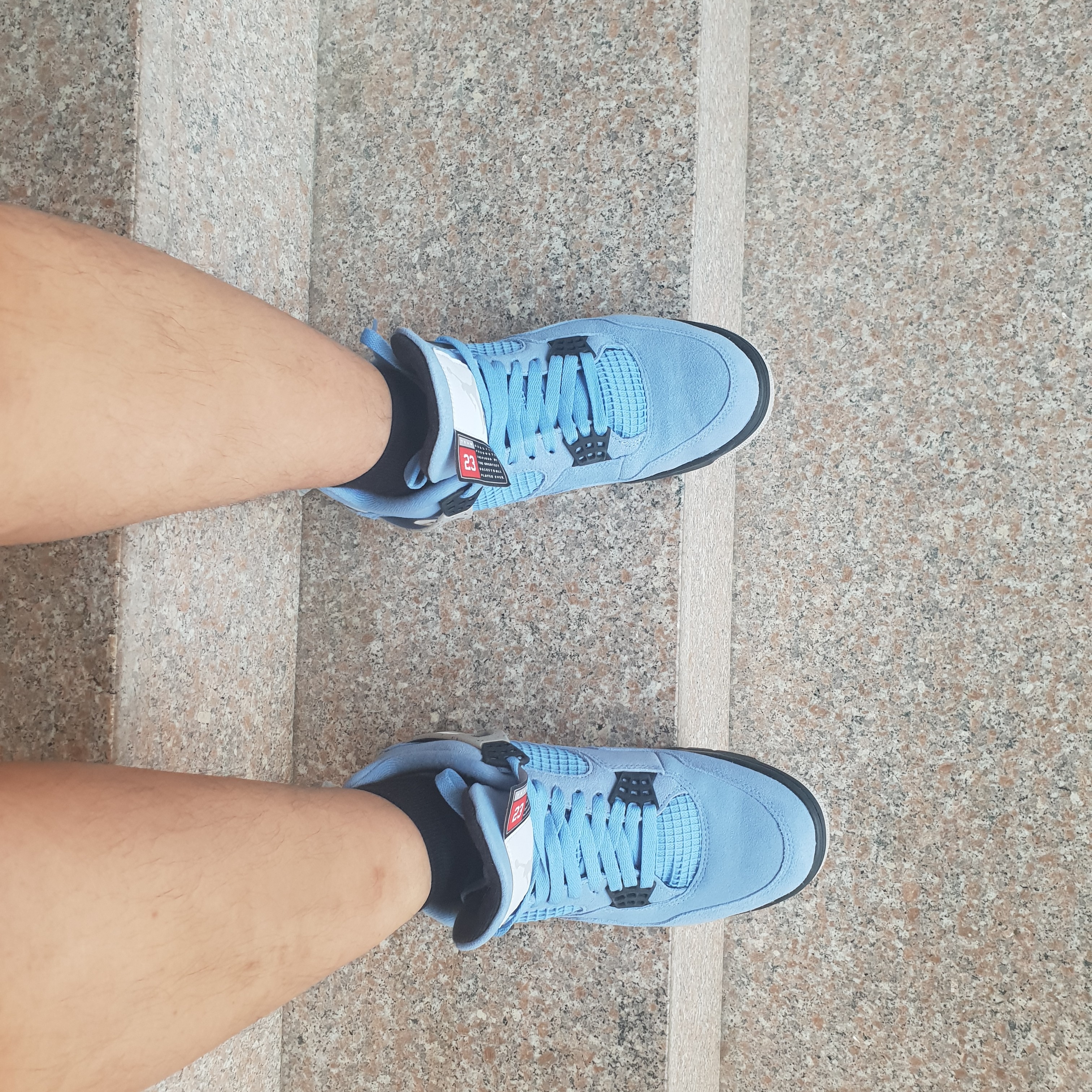 Jordan 4 Retro University Blue 착용 스타일 - 3