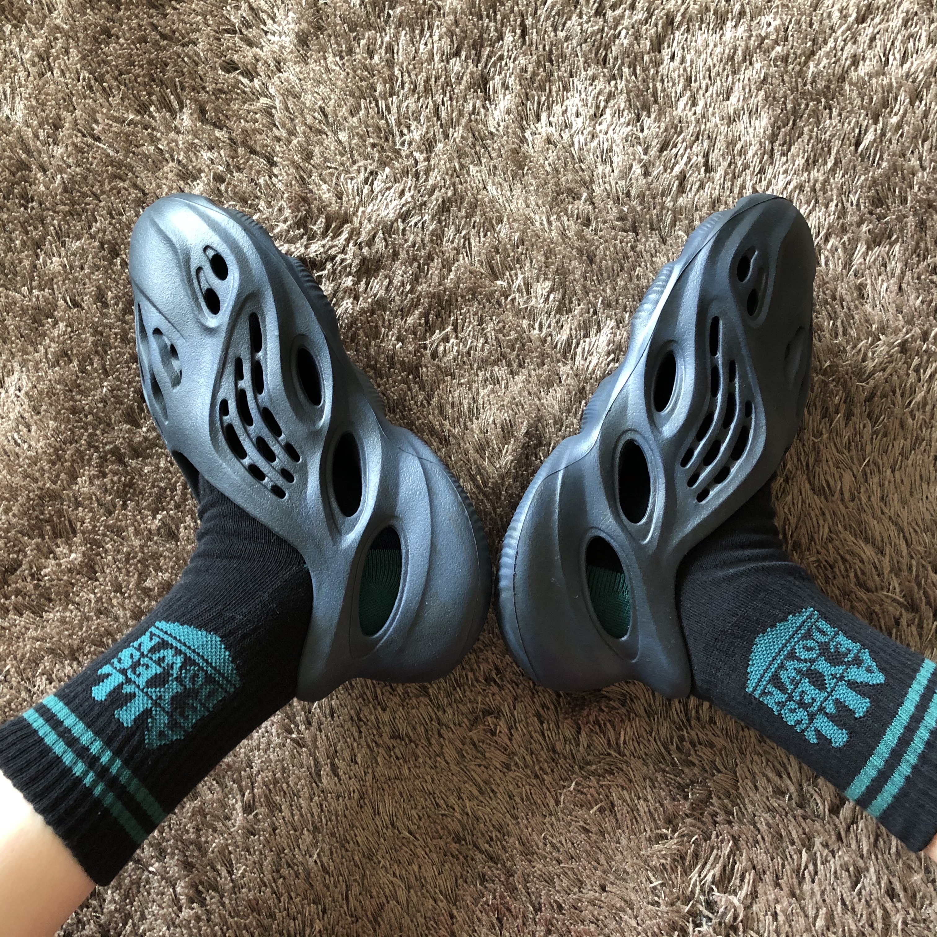 Adidas Yeezy Foam RNNR Mineral Blue 착용 스타일 - 3