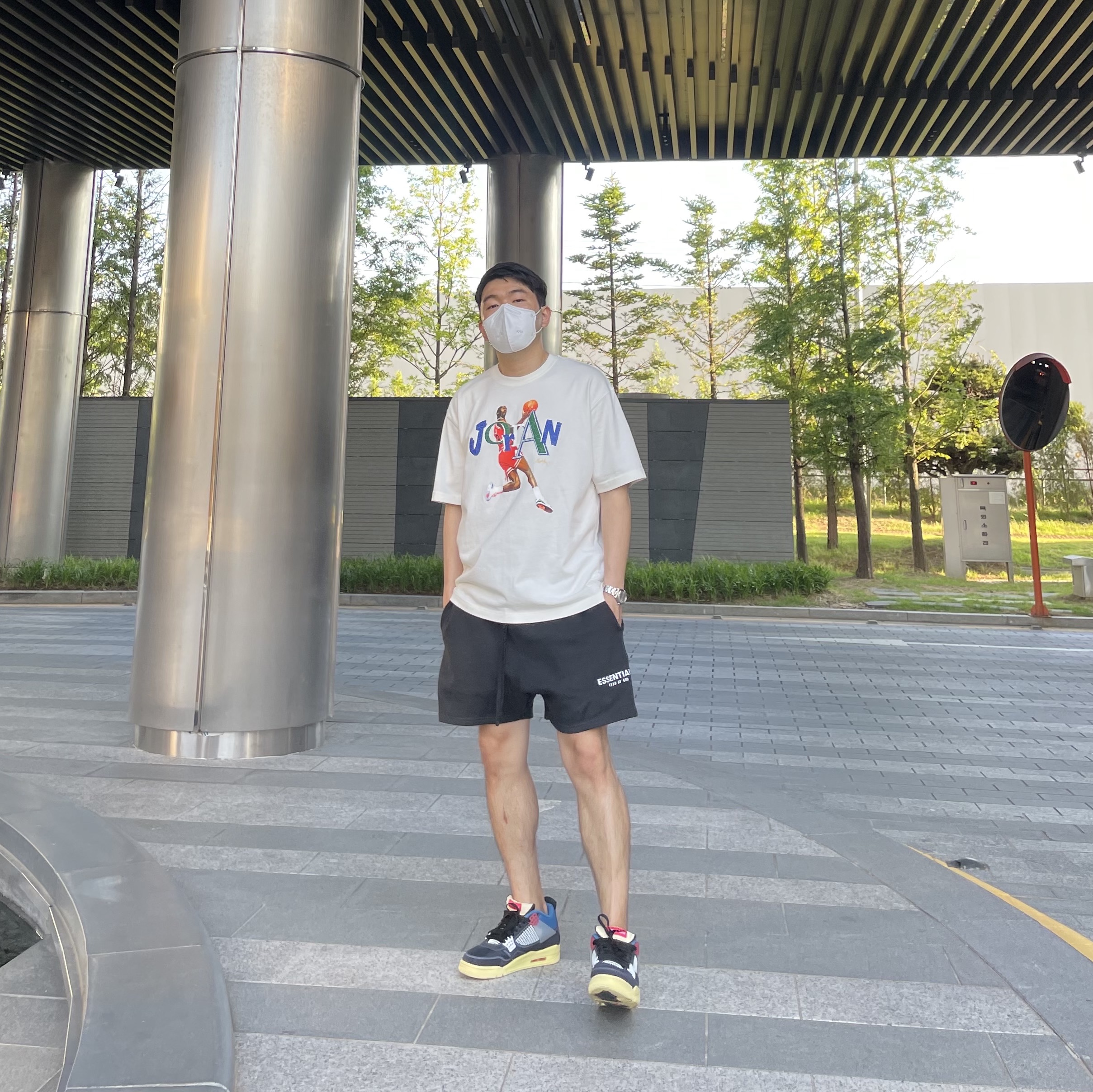(W) Jordan x Aleali May T-Shirt White - Asia, Essentials Sweatshorts Black 2020 착용 스타일