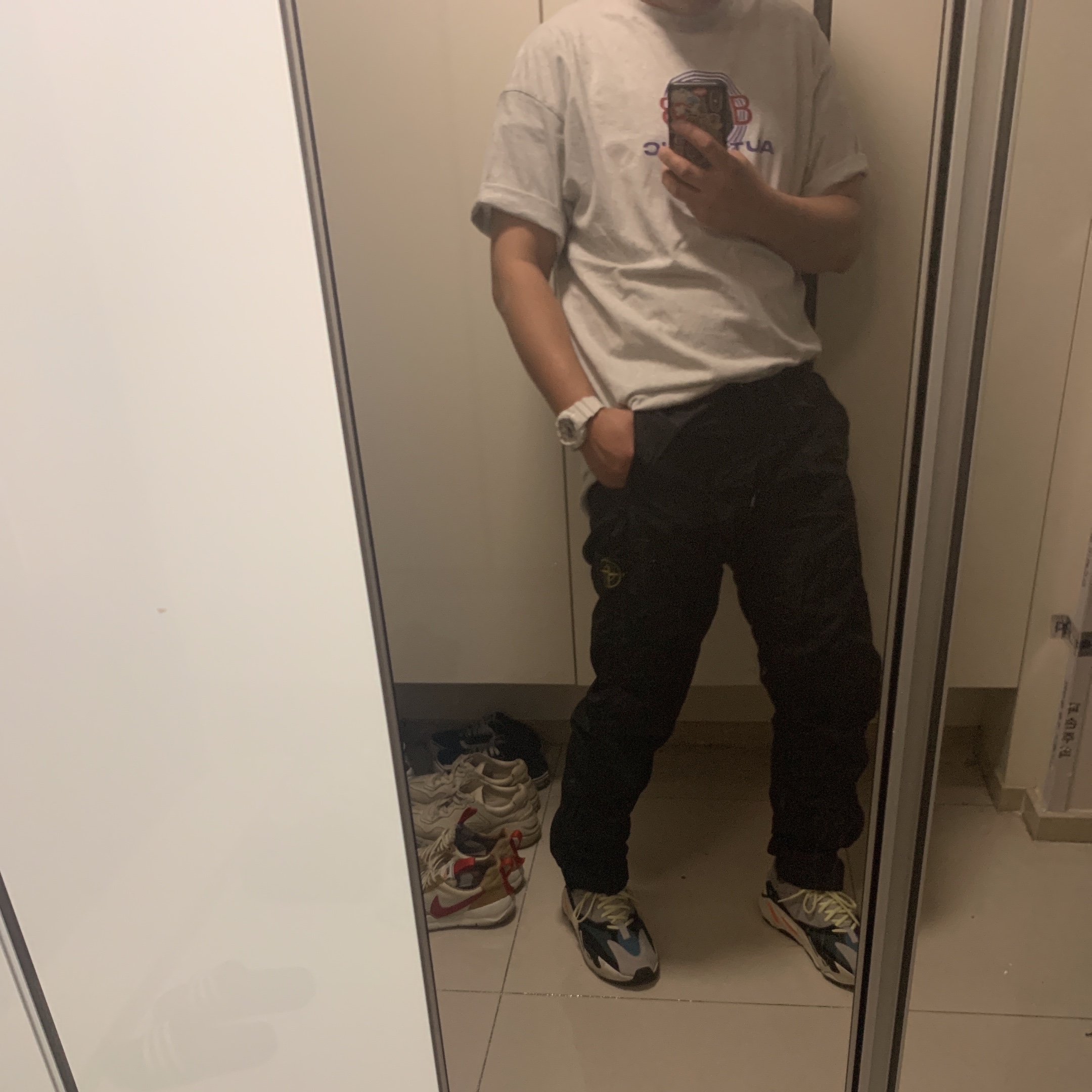 Adidas Yeezy Boost 700 Wave Runner Solid Grey 2017/2019, Nike x Tom Sachs Mars Yard Shoe 2.0 Space Camp 착용 스타일