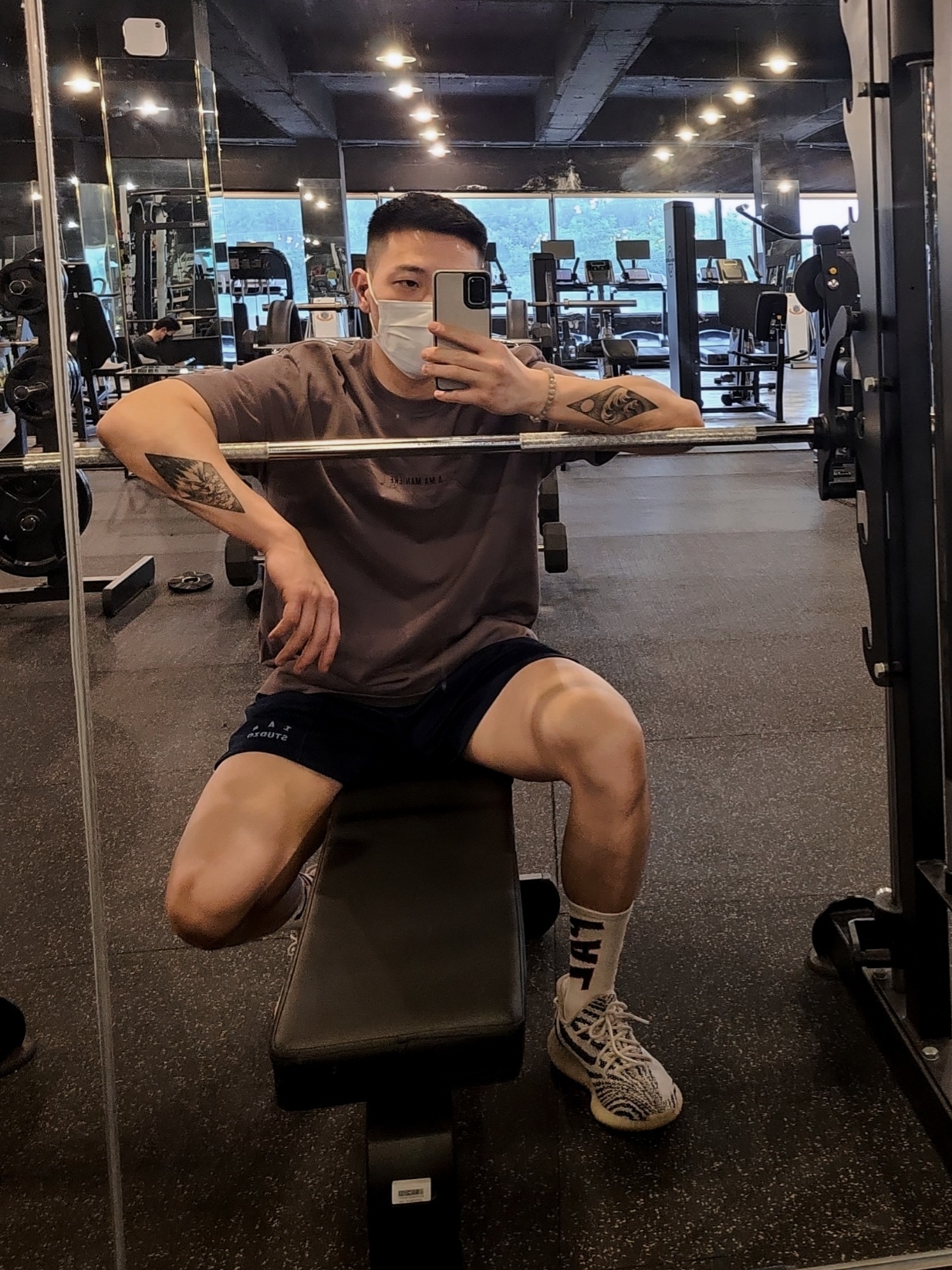 IAB Studio Track Shorts Navy - 21SS, Adidas Yeezy Boost 350 V2 Zebra 2017/2019/2020 착용 스타일