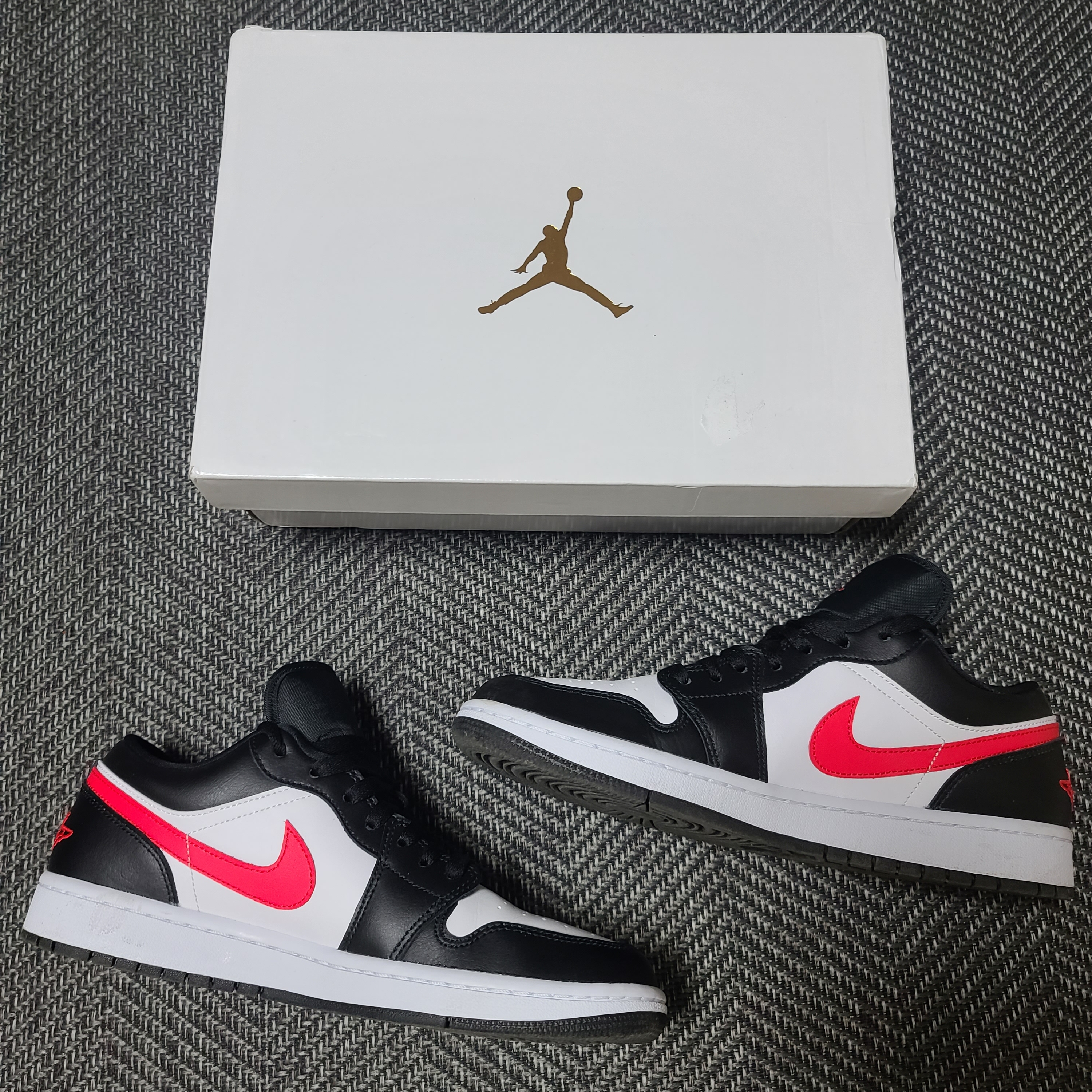 (W) Jordan 1 Low Black Siren Red 착용 스타일