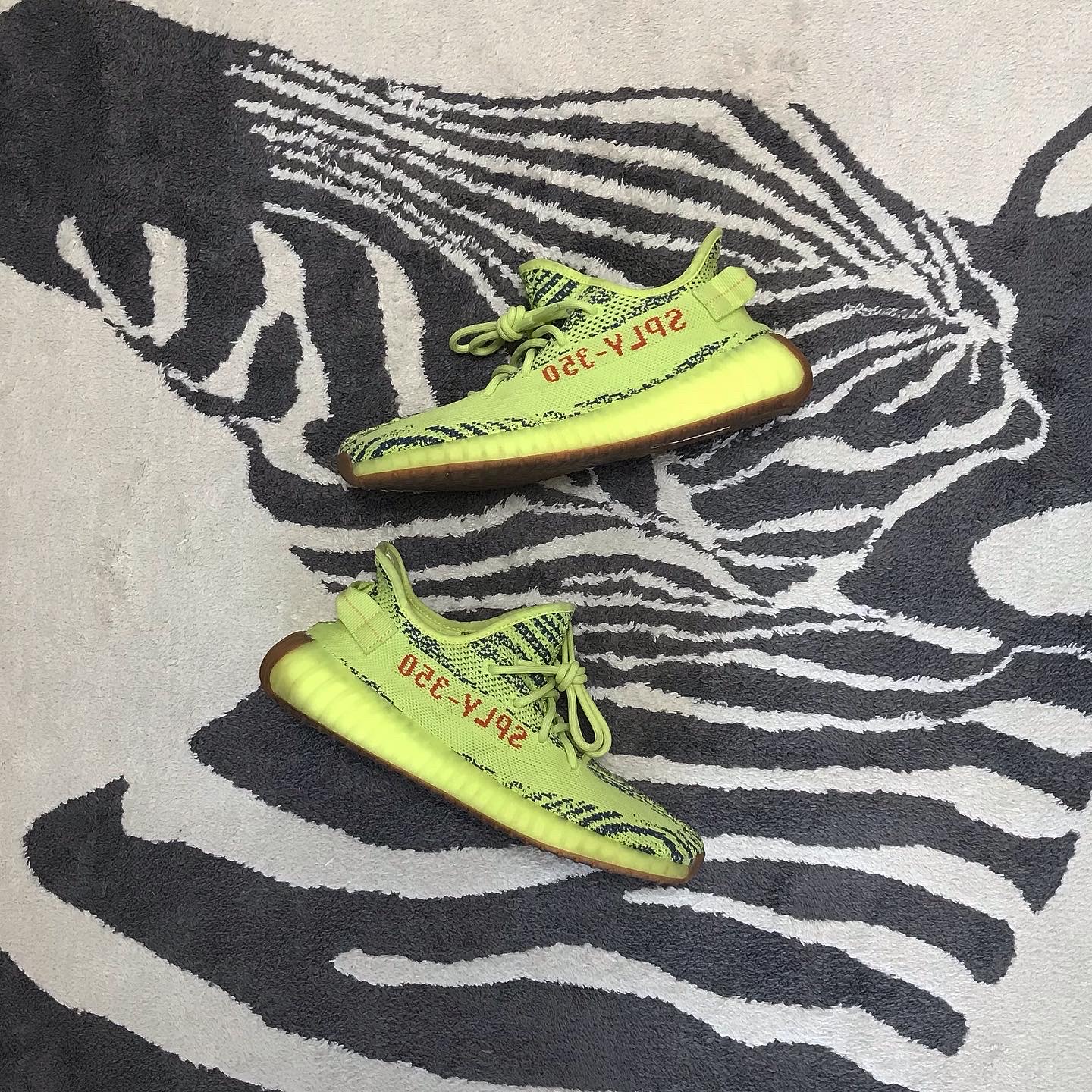 Adidas Yeezy Boost 350 V2 Semi Frozen Yellow 착용 스타일 - 1