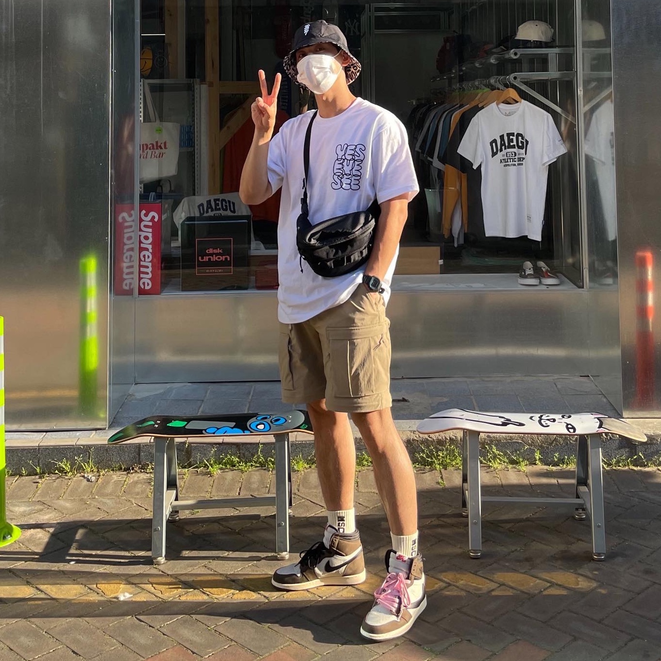 Jordan 1 x Travis Scott Retro High OG SP Mocha, Jordan Zion Reversible Bucket Hat Black 착용 스타일