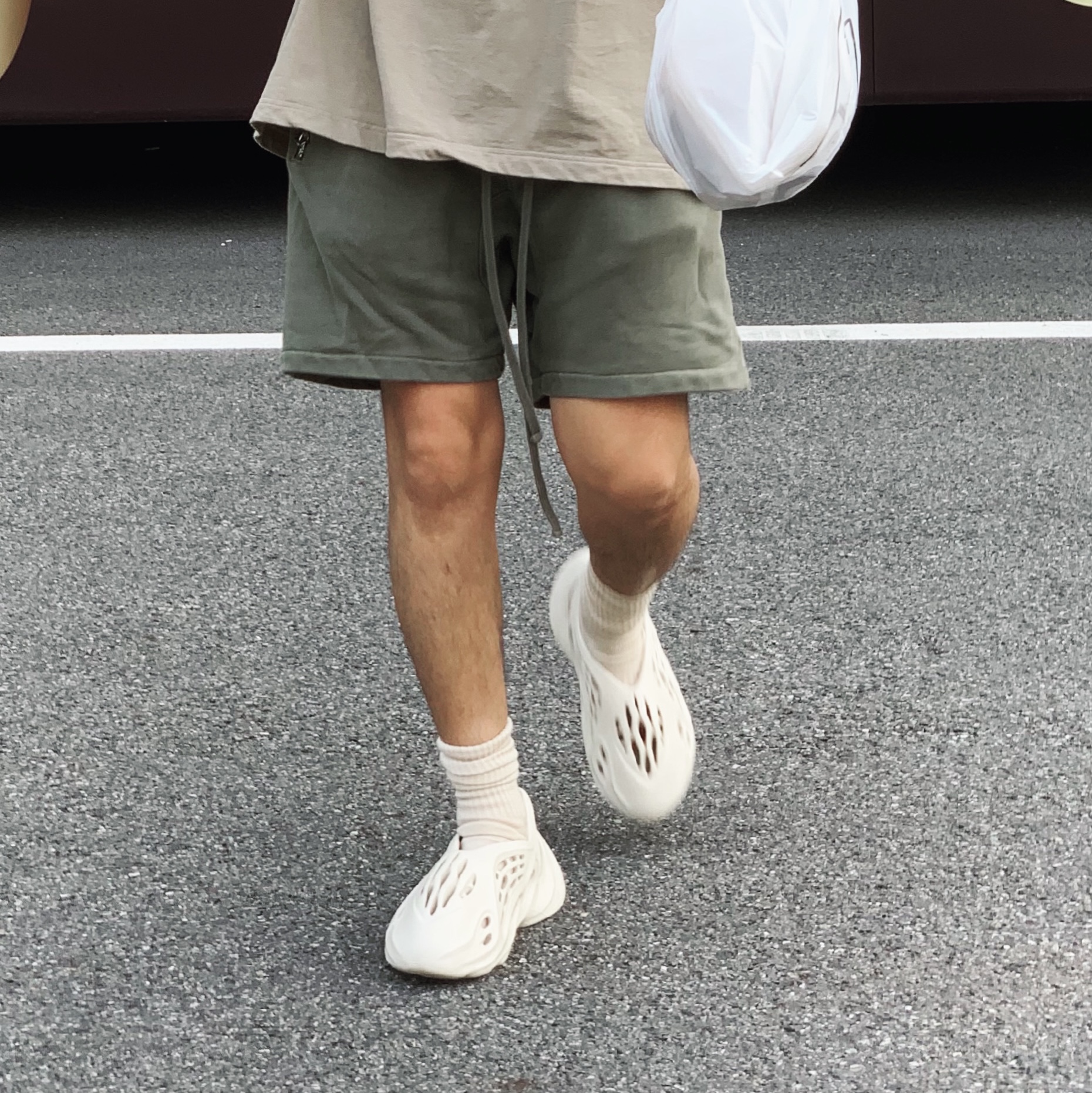 Adidas Yeezy Foam RNNR Sand, Nike NRG Solo Swoosh T-Shirt Khaki - US/EU 착용 스타일 - 2