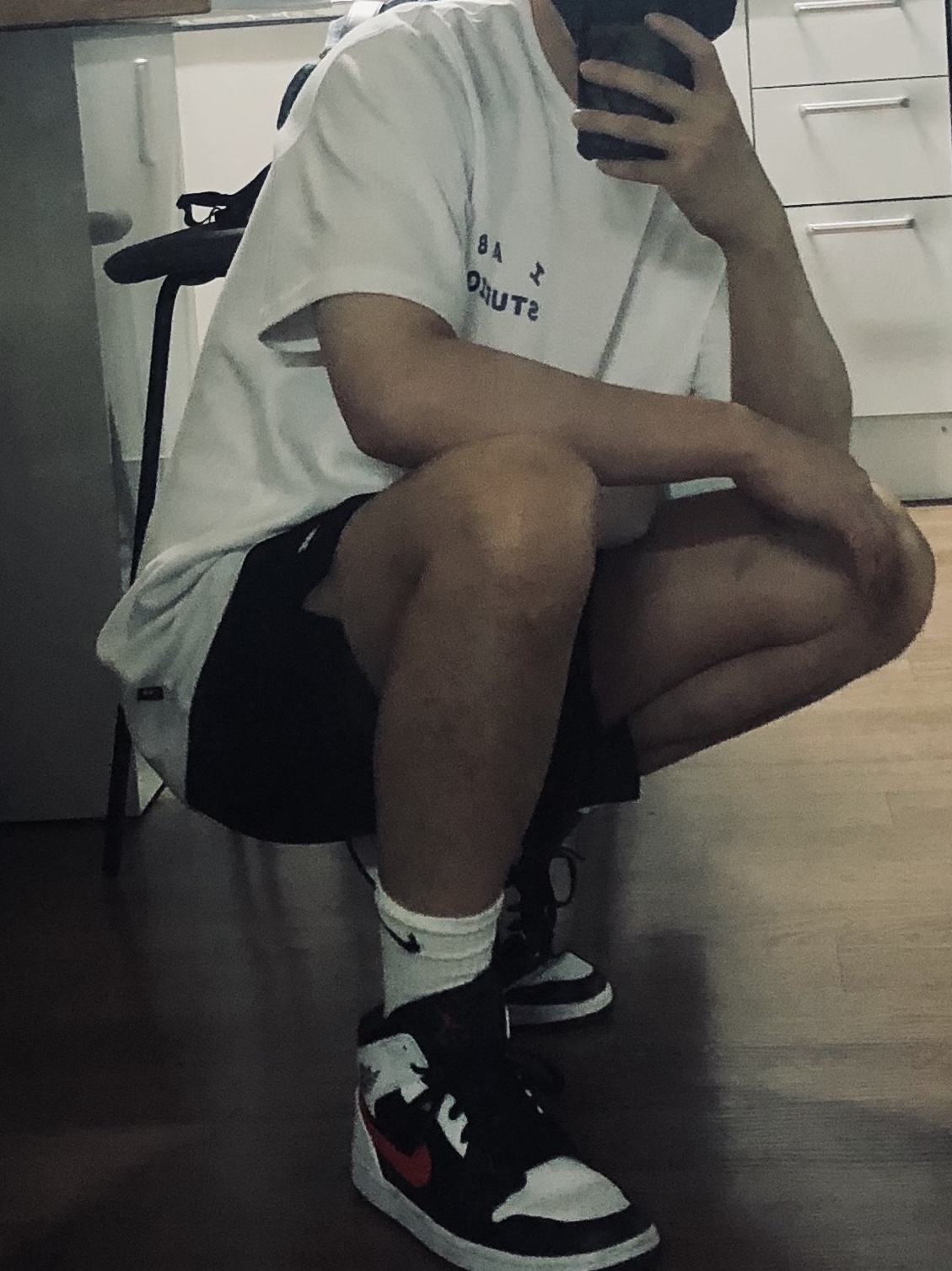 IAB Studio T-Shirt White, Jordan 1 Mid Black Chile Red 착용 스타일
