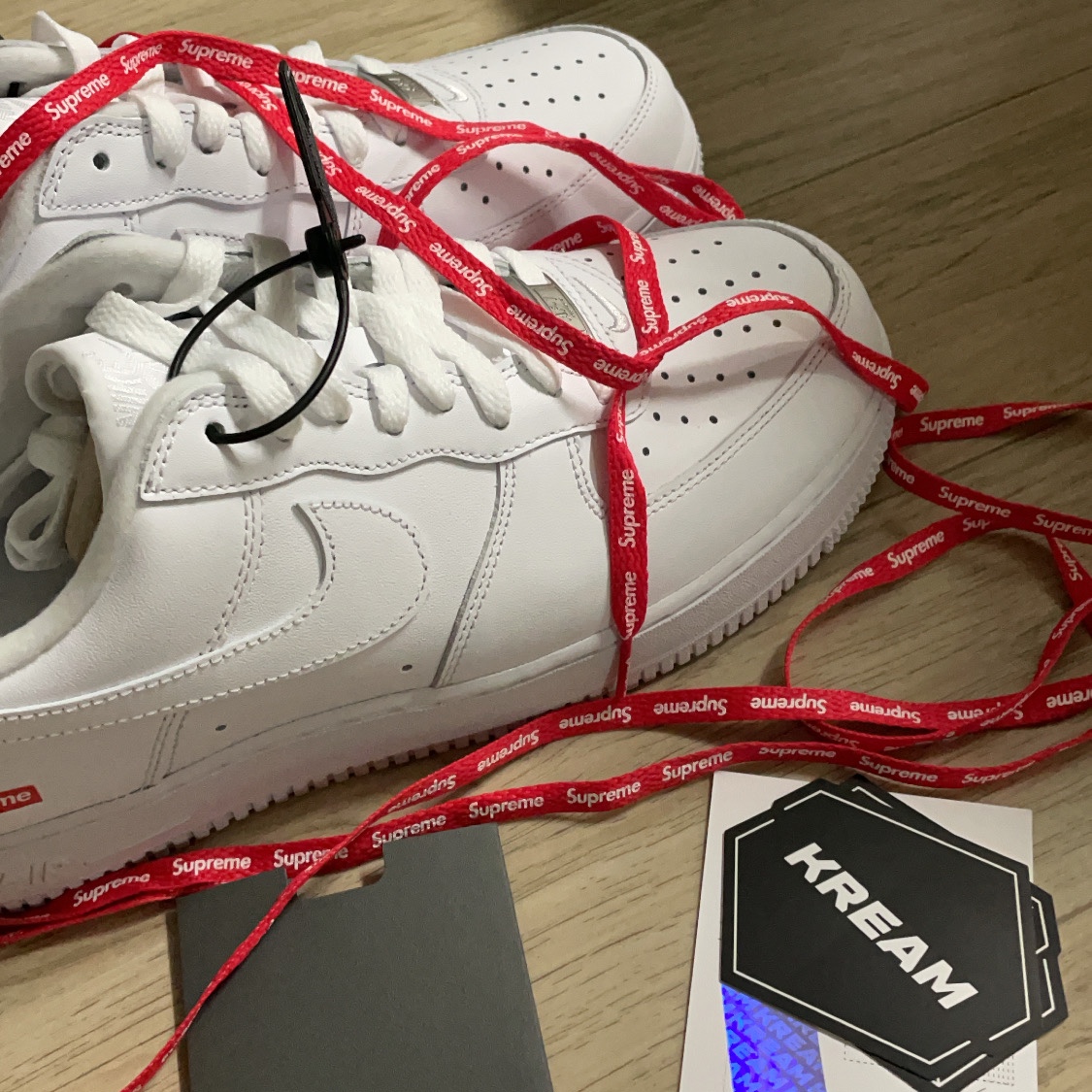 Nike x Supreme Air Force 1 Low White 착용 스타일