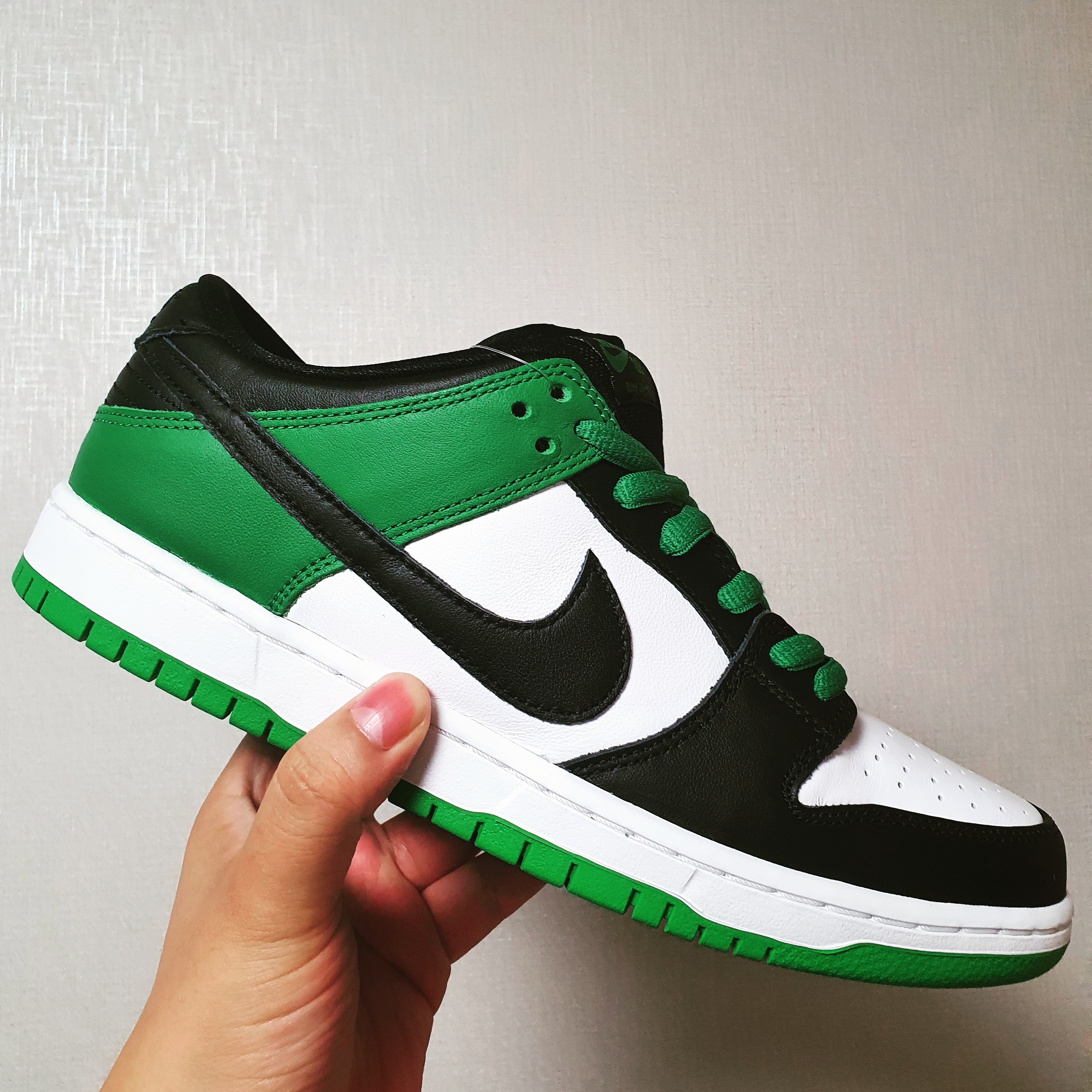 Nike SB Dunk Low Pro Black and Classic Green 착용 스타일