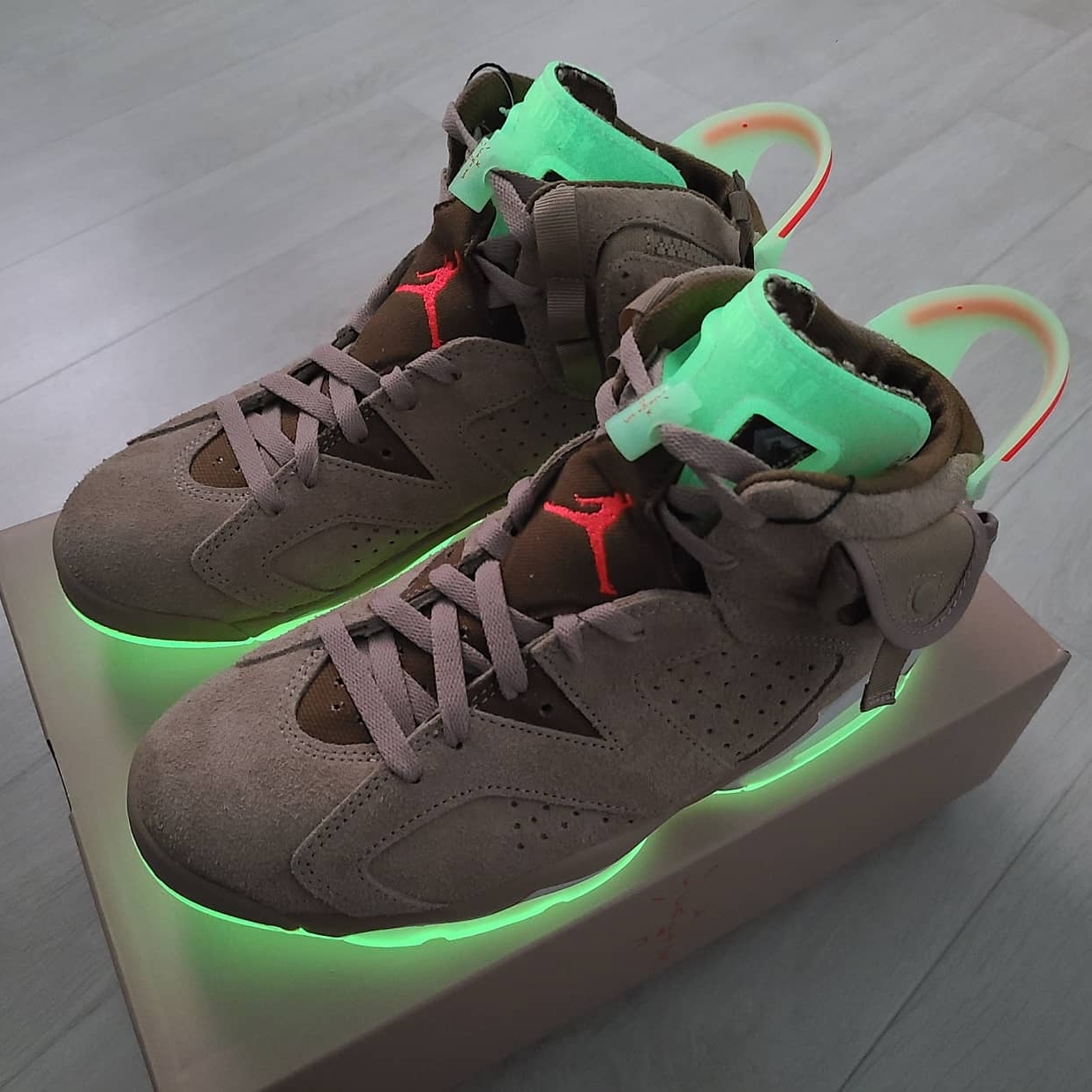 Jordan 6 x Travis Scott Retro SP British Khaki 착용 스타일 - 2
