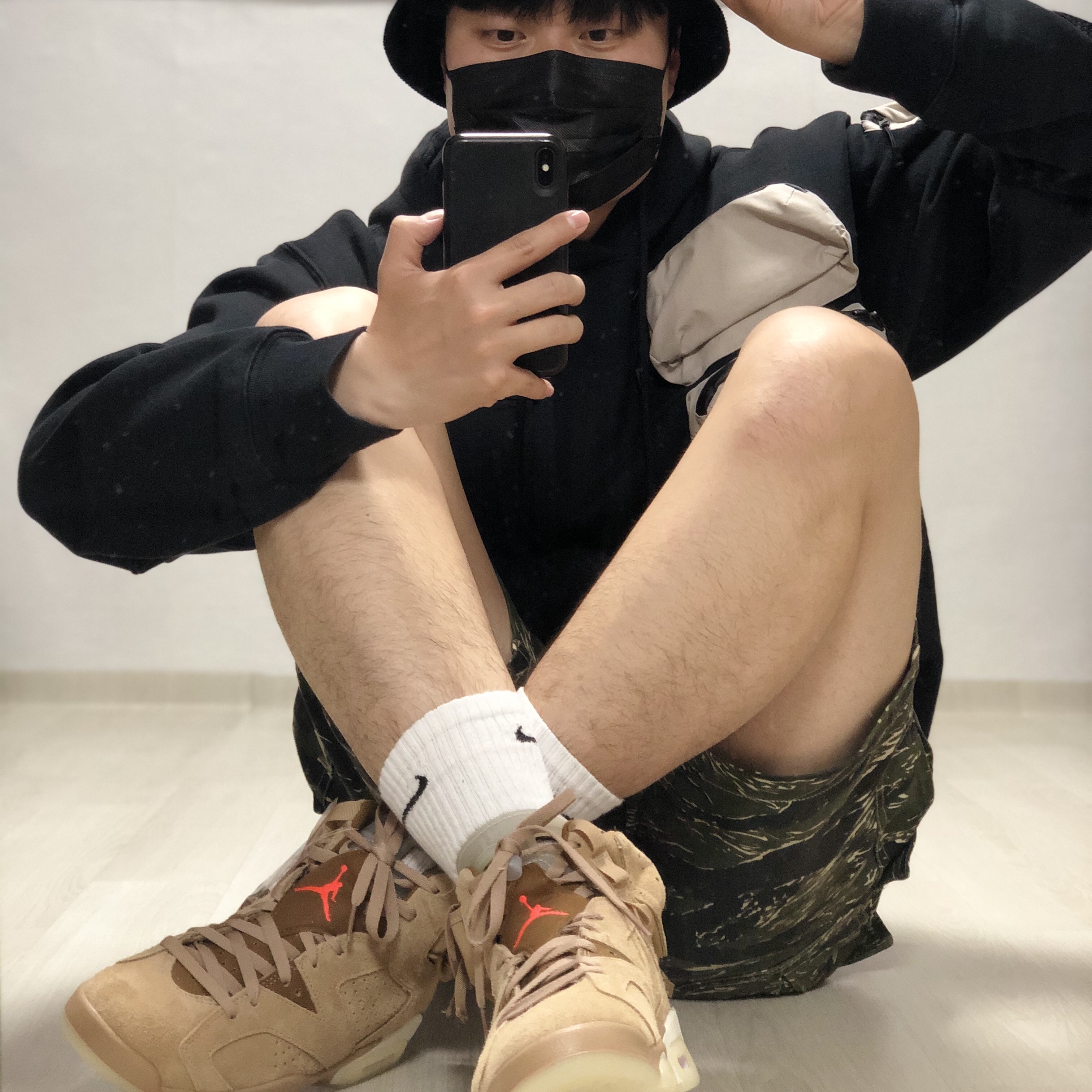 Jordan 6 x Travis Scott Retro SP British Khaki, Nike x Travis Scott NRG AG Utility Hoodie Black 착용 스타일