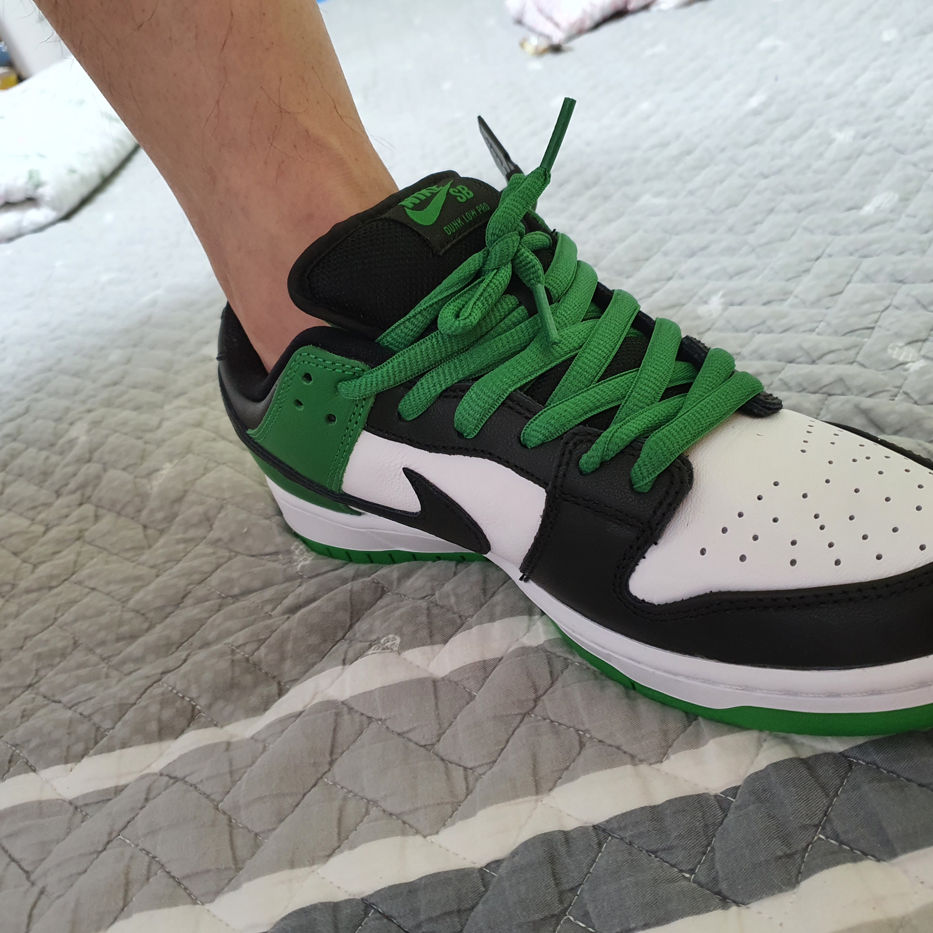 Nike SB Dunk Low Pro Black and Classic Green 착용 스타일 - 2