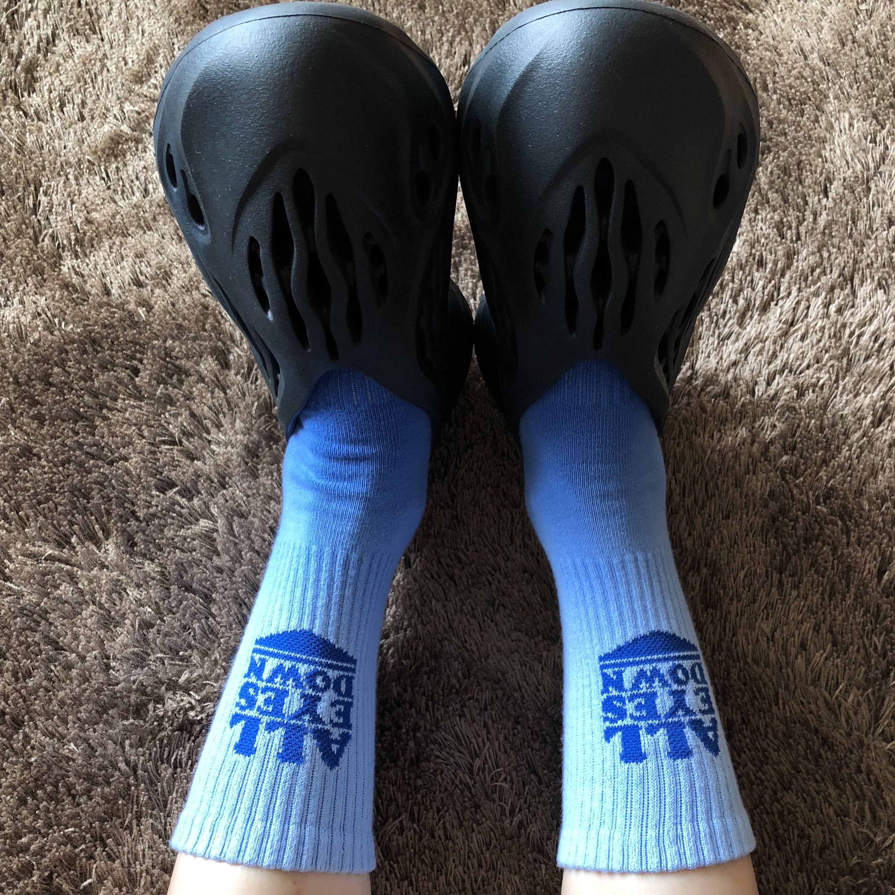 Adidas Yeezy Foam RNNR Mineral Blue 착용 스타일 - 5