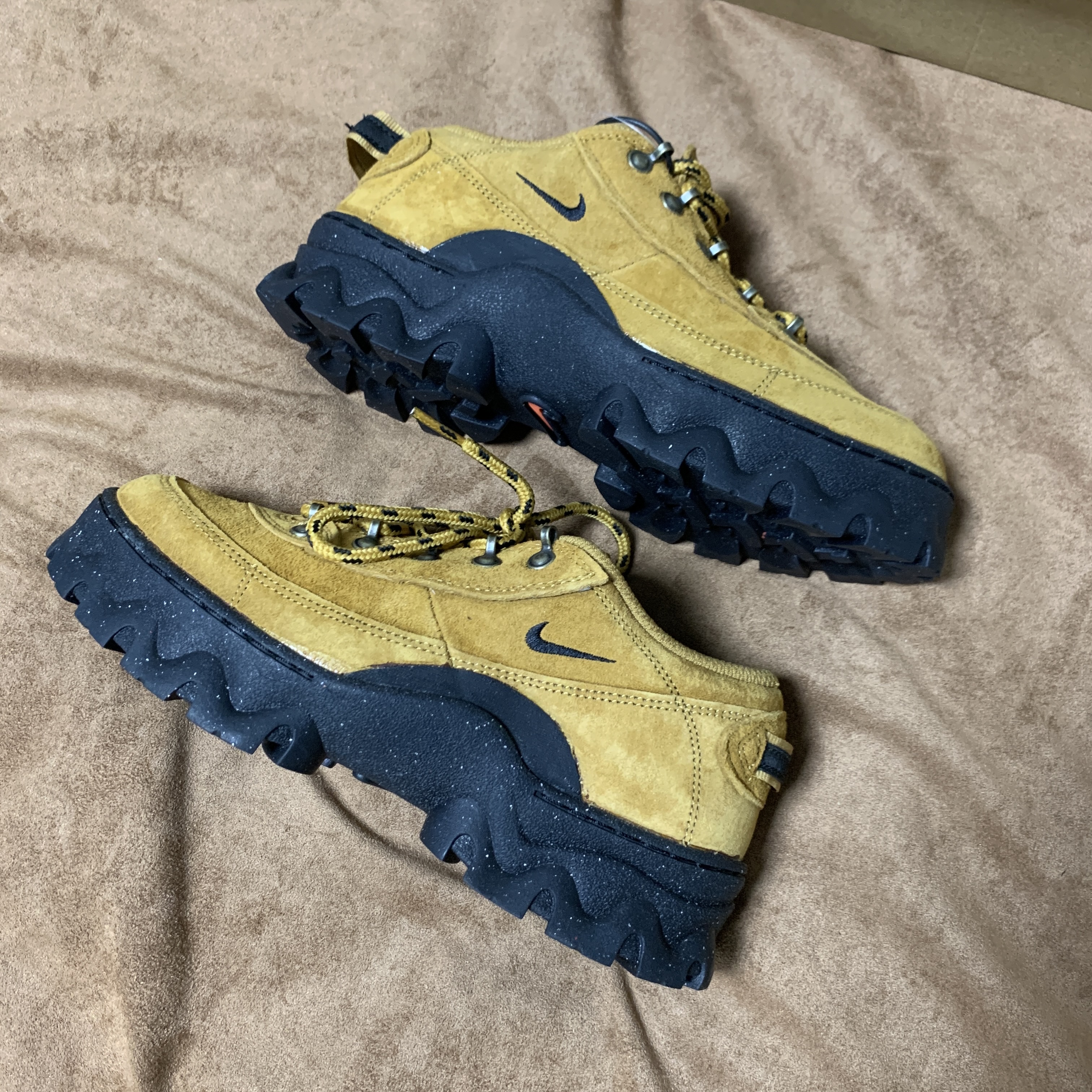 (W) Nike Lahar Low Wheat 착용 스타일 - 1
