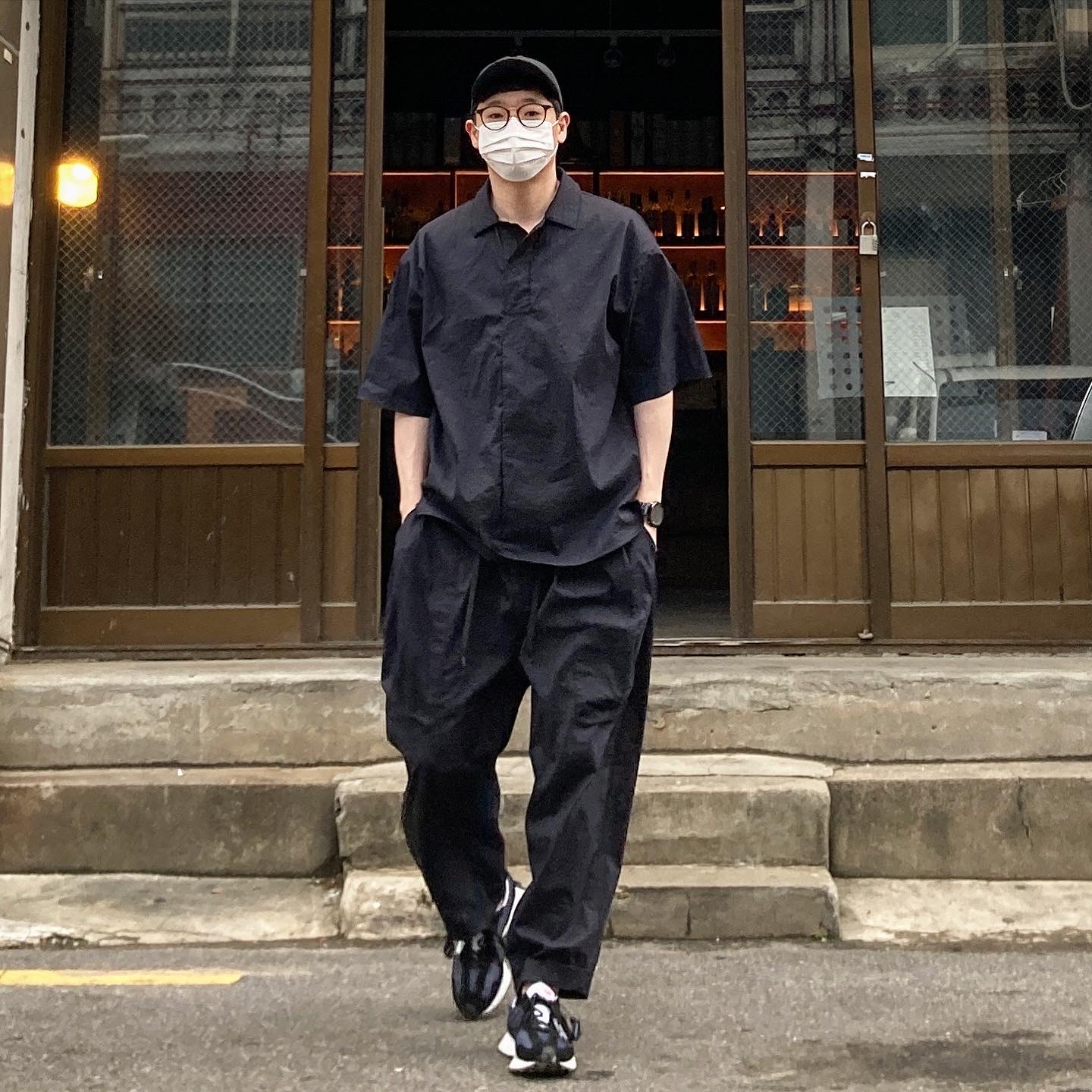 New Balance 327 Mesh Black White  착용 스타일 - 1
