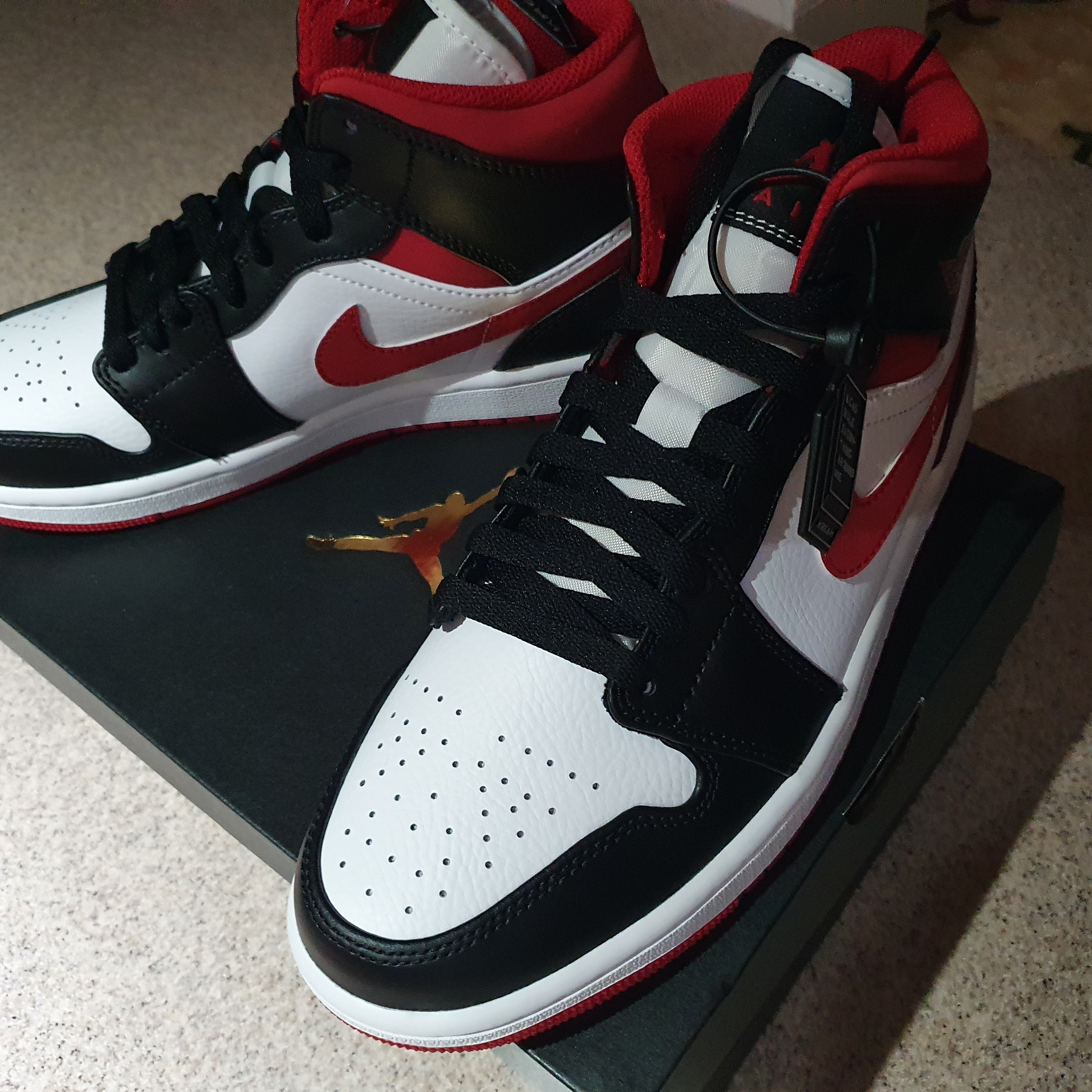 Jordan 1 Mid Gym Red Black White 착용 스타일 - 3