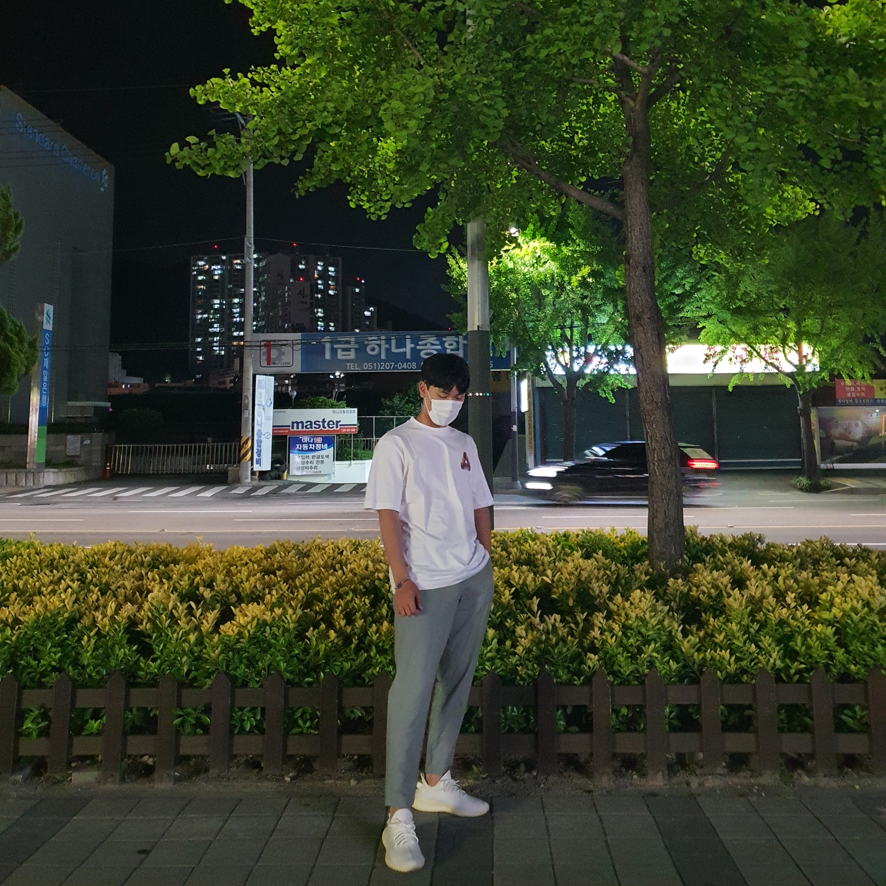 Palace Tri-Ferg Colour Blur T-Shirt White - 20FW, Adidas Yeezy Boost 350 V2 Cream/Triple White 착용 스타일