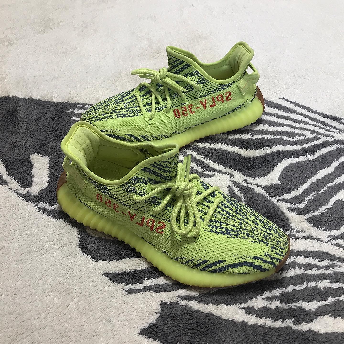 Adidas Yeezy Boost 350 V2 Semi Frozen Yellow 착용 스타일 - 2