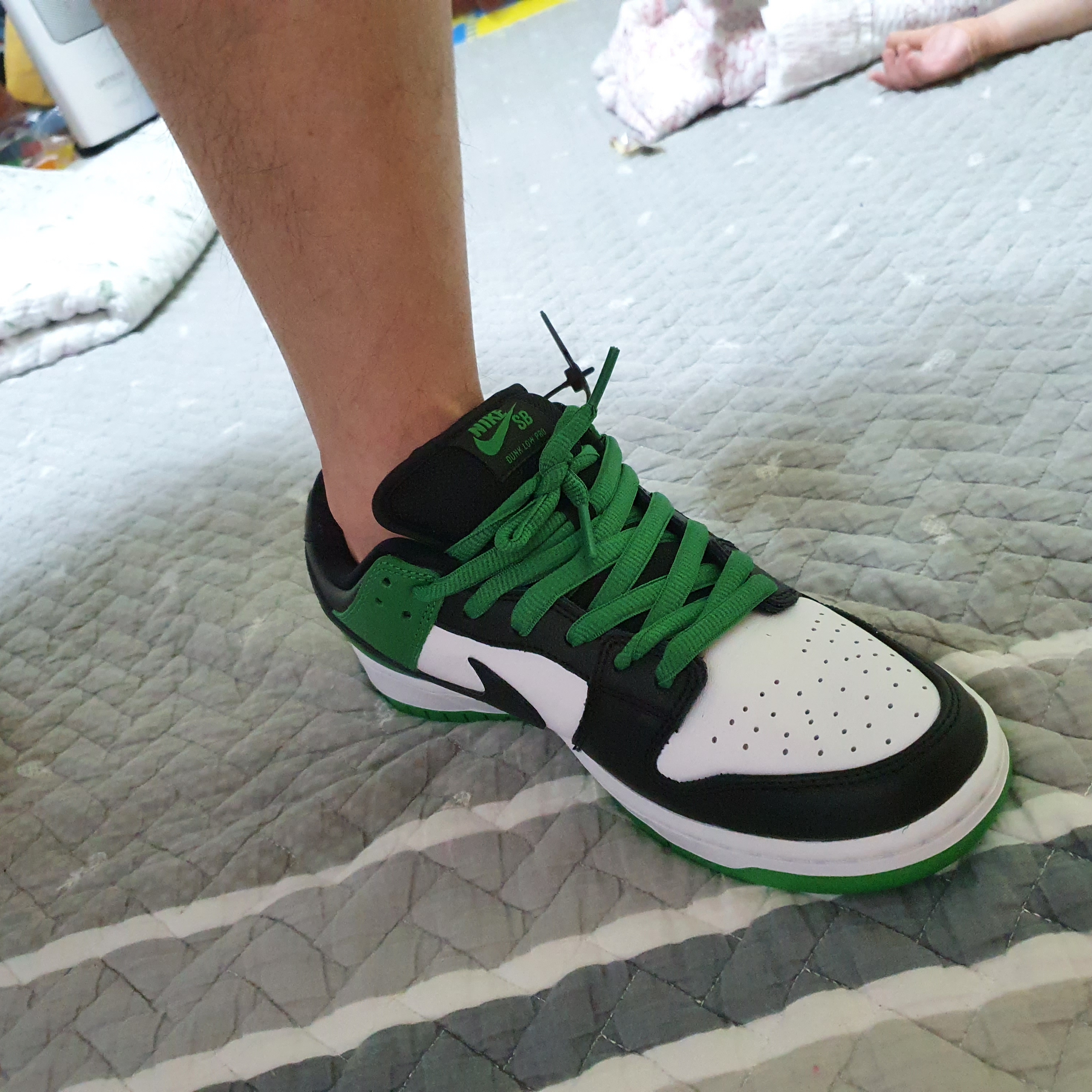 Nike SB Dunk Low Pro Black and Classic Green 착용 스타일 - 3