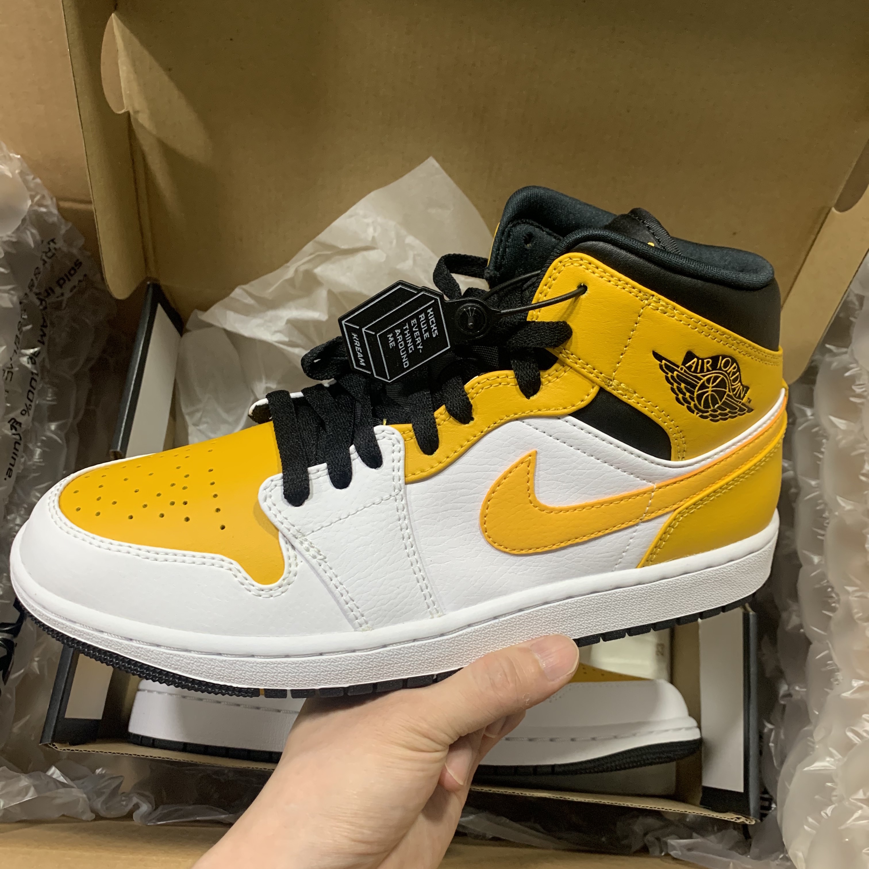 Jordan 1 Mid White University Gold 착용 스타일 - 1