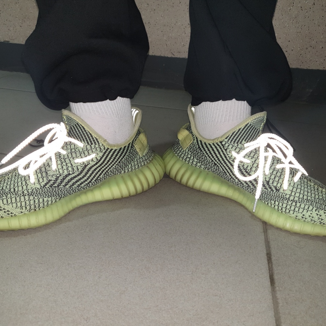 Adidas Yeezy Boost 350 V2 Yeezreel - Non-Reflective 착용 스타일