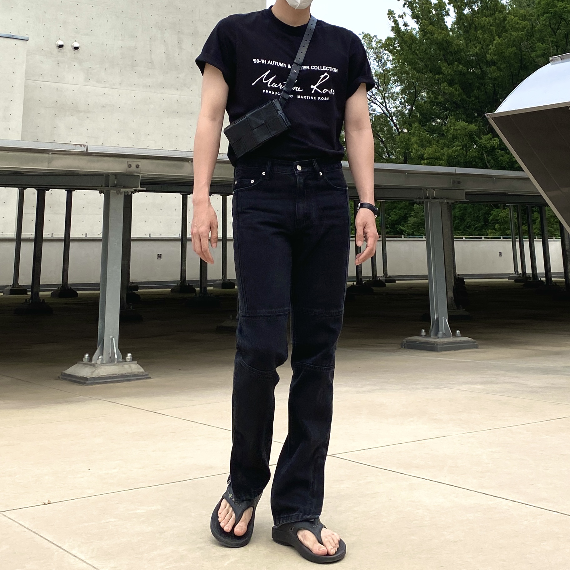 Oofos x Andersson Bell OOriginal Flip Flop Black 착용 스타일 - 3