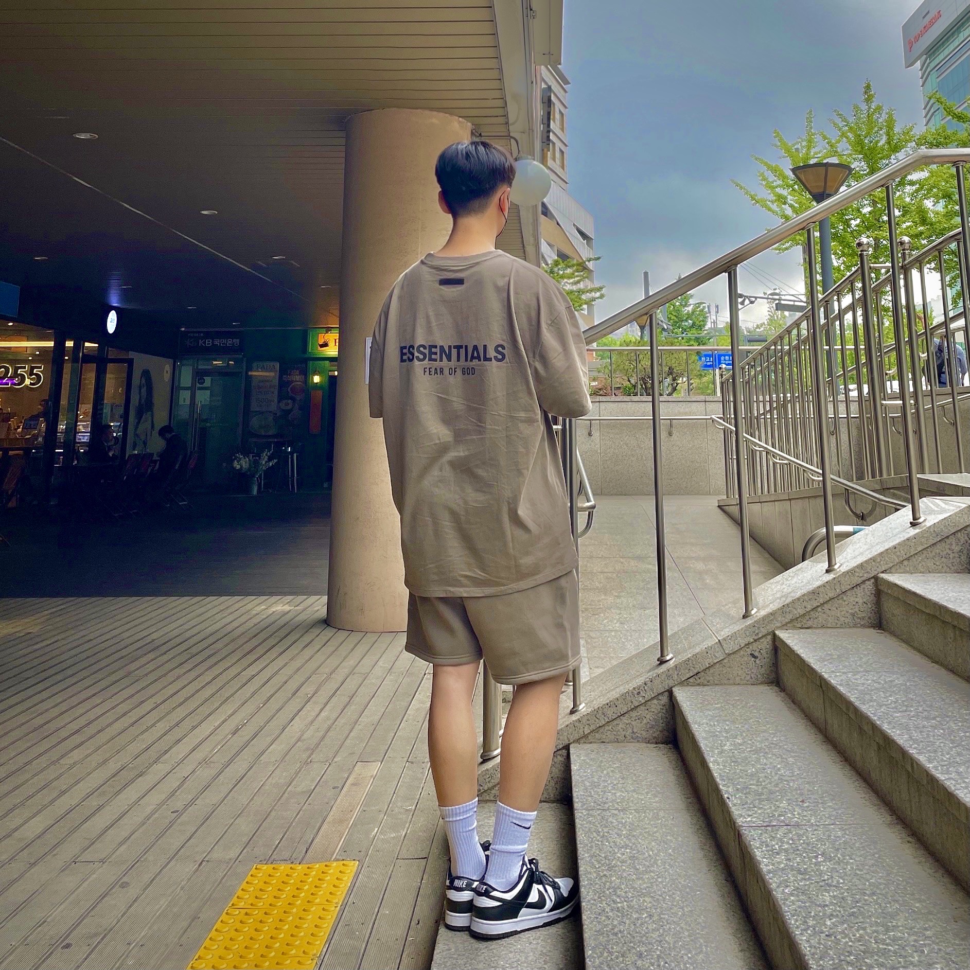 Essentials Sweatshorts Taupe - 21SS, Essentials T-Shirt Taupe - 21SS 착용 스타일