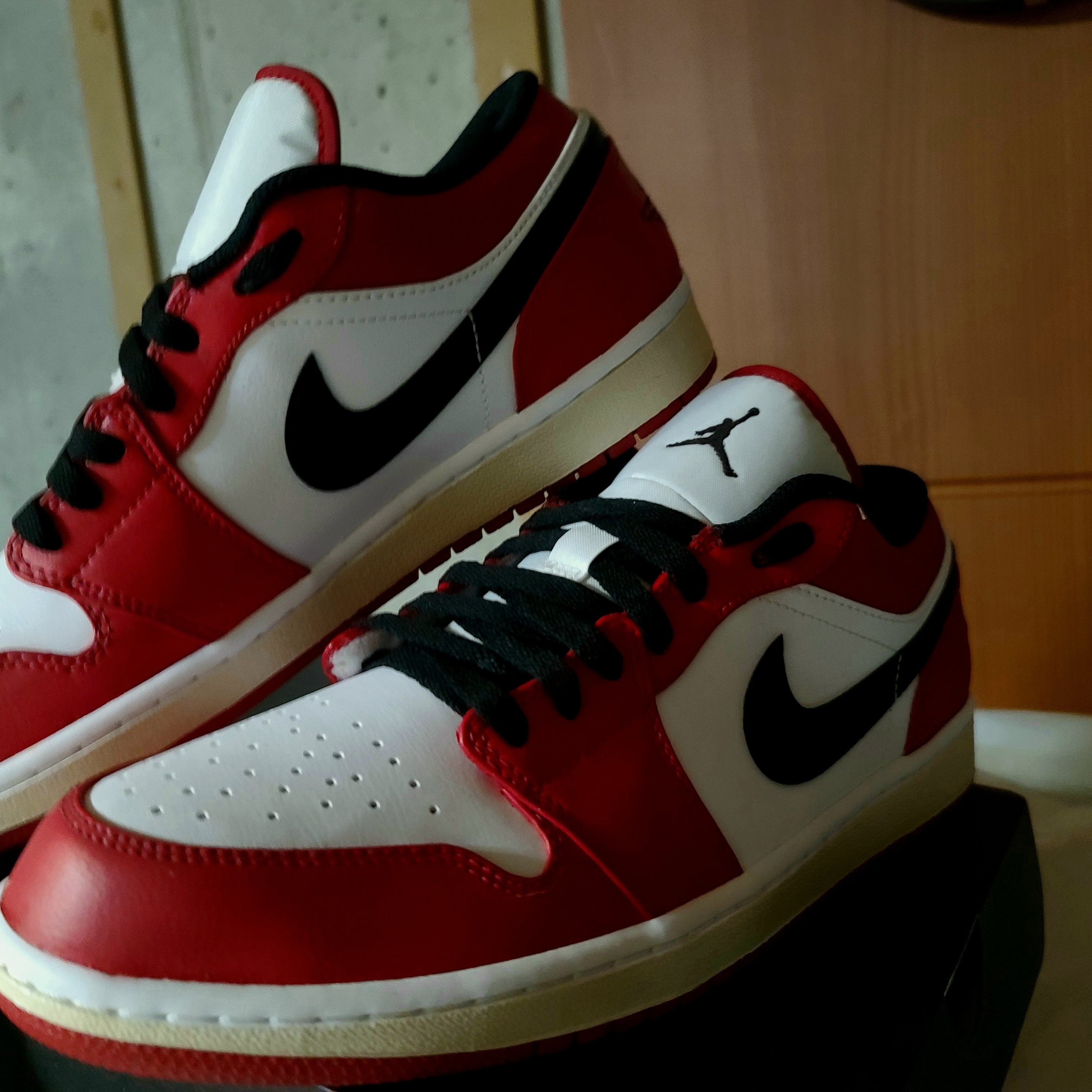 Jordan 1 Low White Red Black 착용 스타일 - 4
