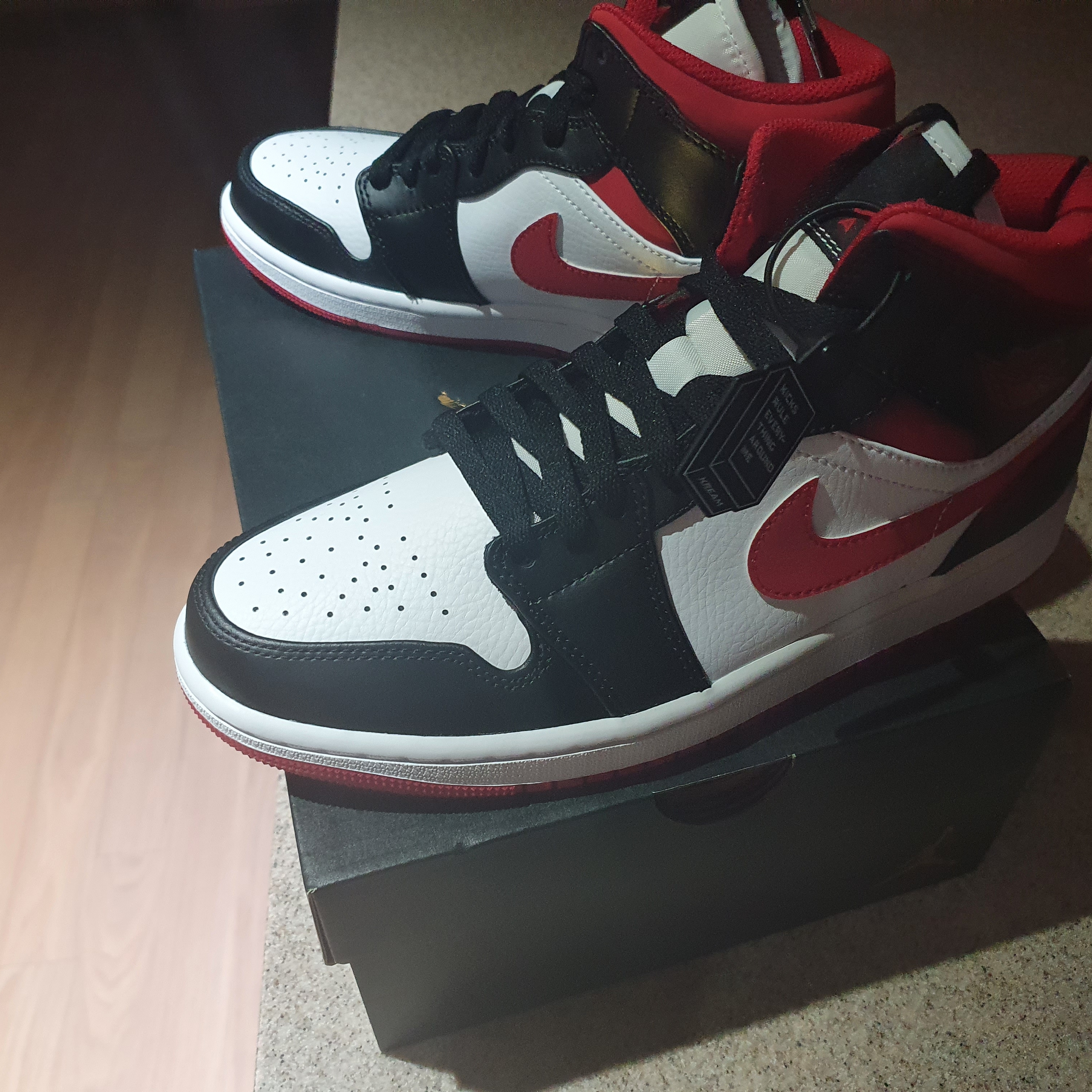 Jordan 1 Mid Gym Red Black White 착용 스타일 - 4