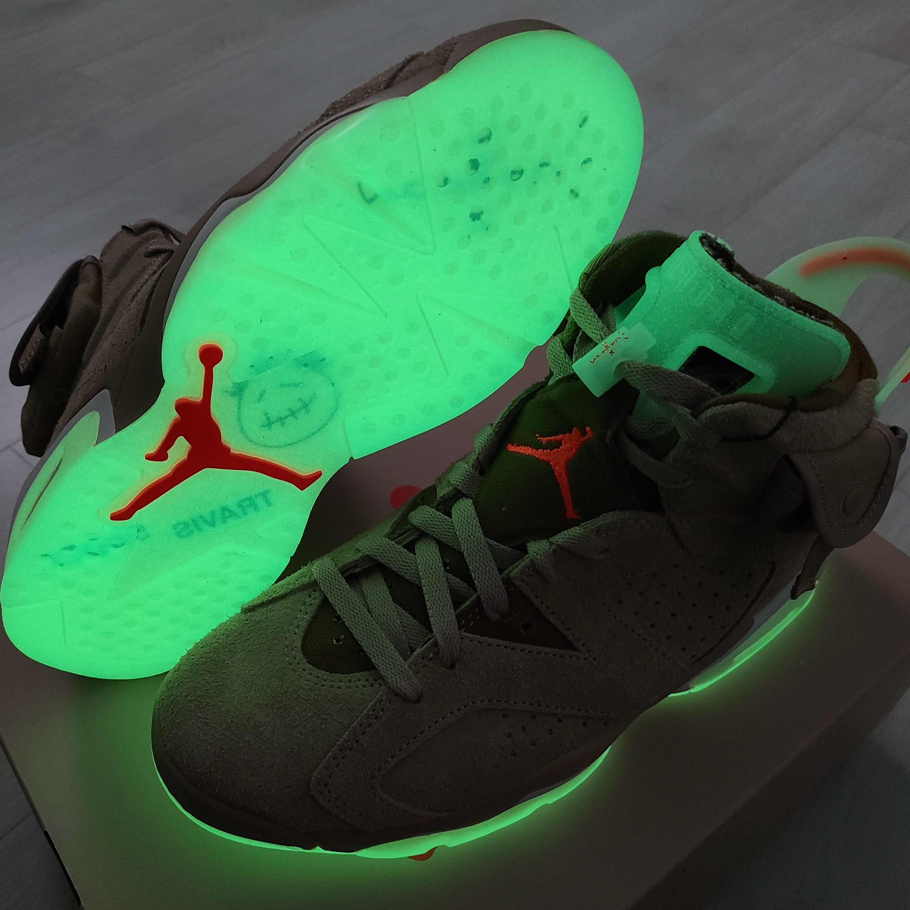 Jordan 6 x Travis Scott Retro SP British Khaki 착용 스타일 - 1