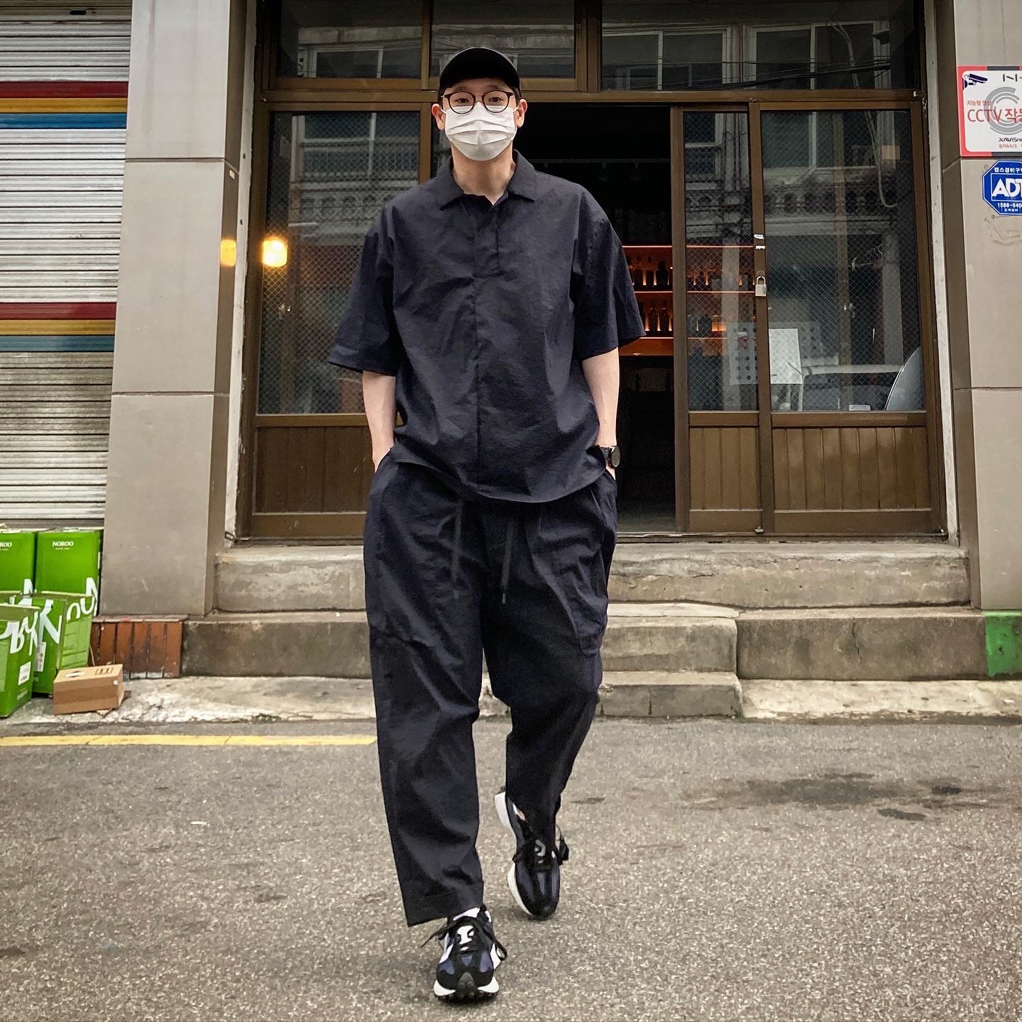 New Balance 327 Mesh Black White  착용 스타일 - 2