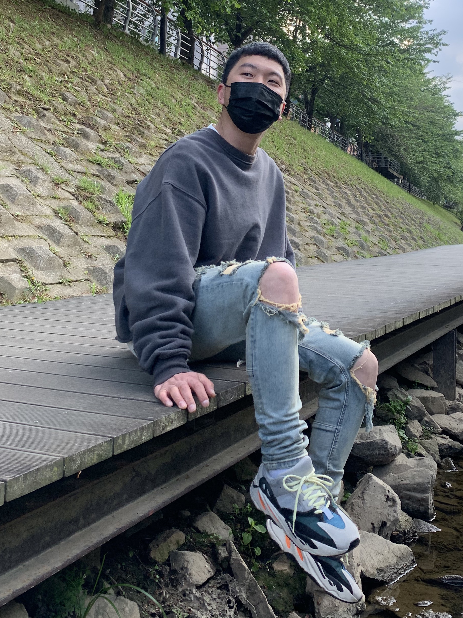 Adidas Yeezy Boost 700 Wave Runner Solid Grey 2017/2019 착용 스타일