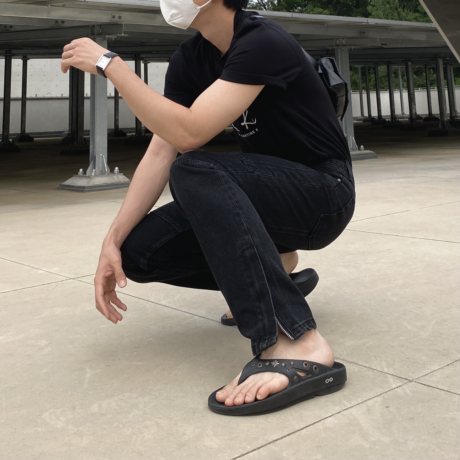Oofos x Andersson Bell OOriginal Flip Flop Black 착용 스타일 - 1