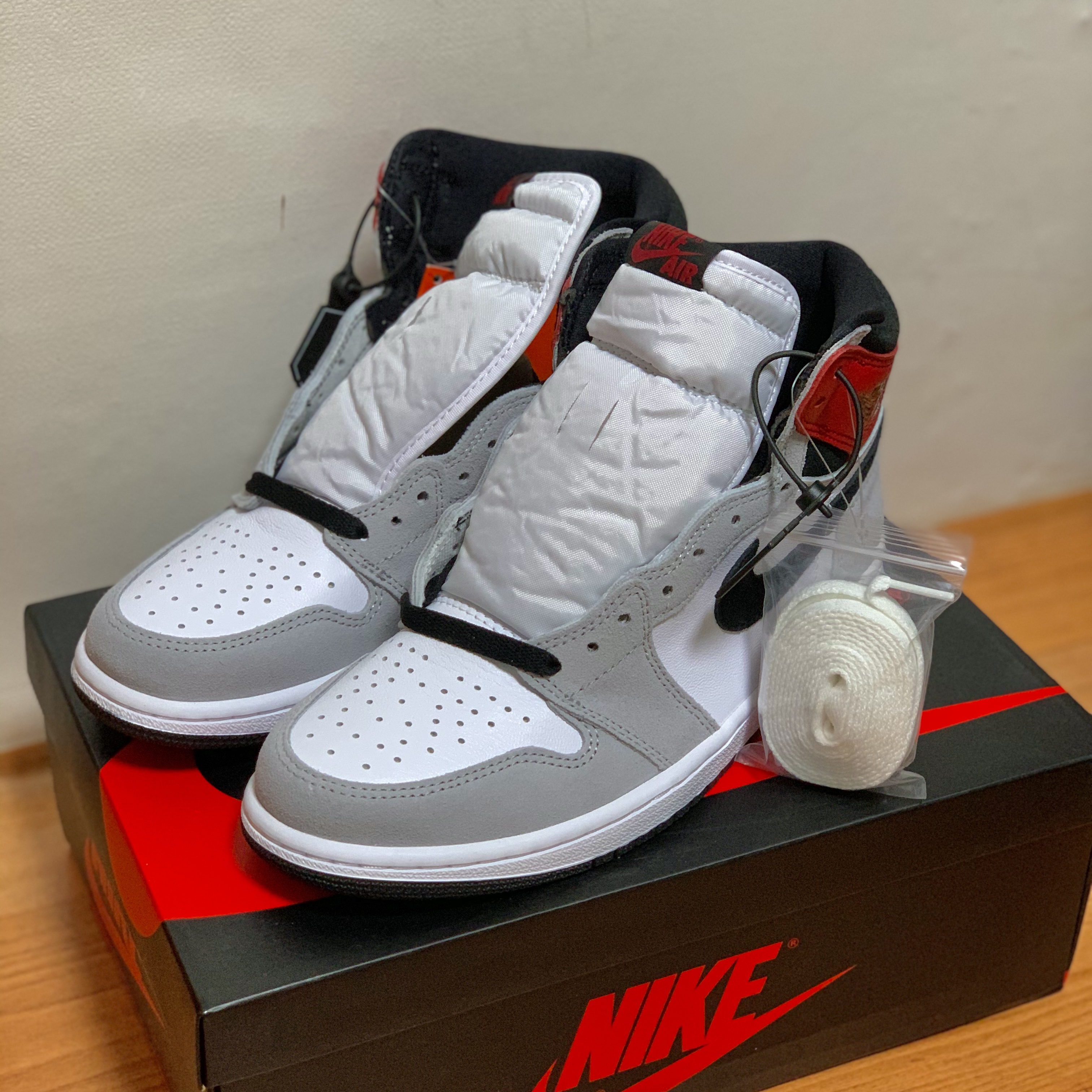 Jordan 1 Retro High OG Light Smoke Grey, (GS) Jordan 1 Retro High OG Light Smoke Grey 착용 스타일