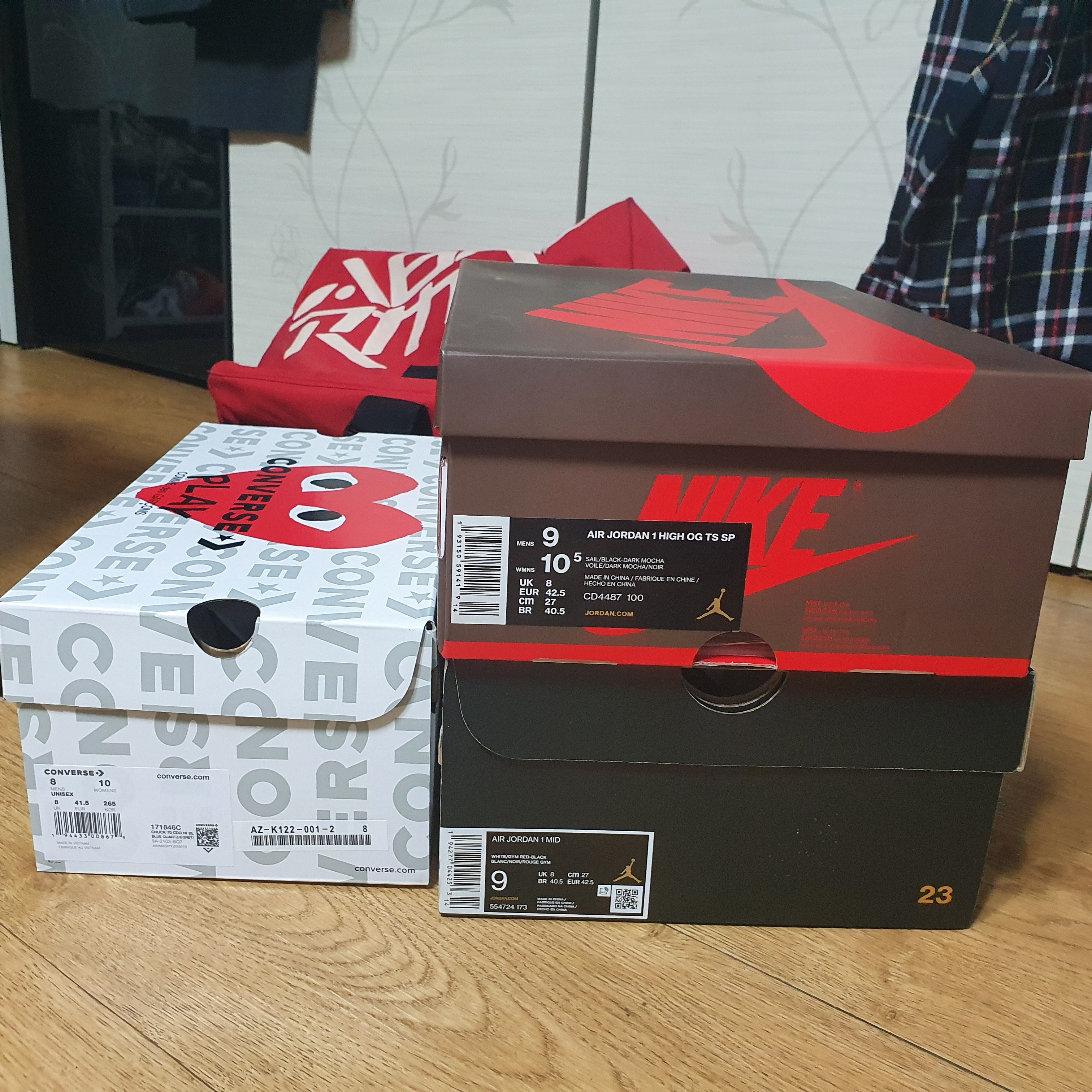 Jordan 1 x Travis Scott Retro High OG SP Mocha, Converse x Play Comme des Garcons Chuck 70 Hi Blue Quartz 착용 스타일 - 1