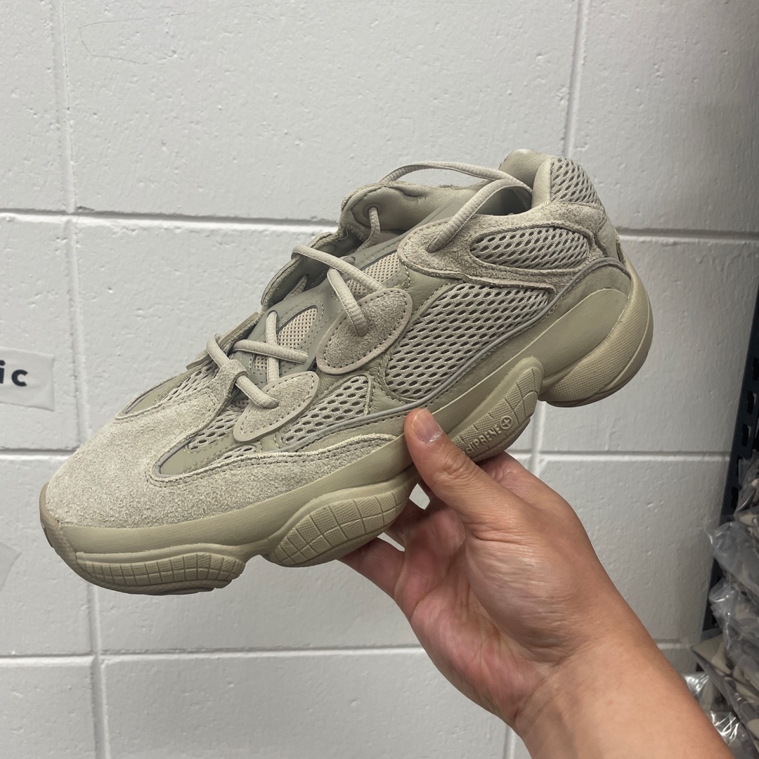 Adidas Yeezy 500 Taupe Light 착용 스타일