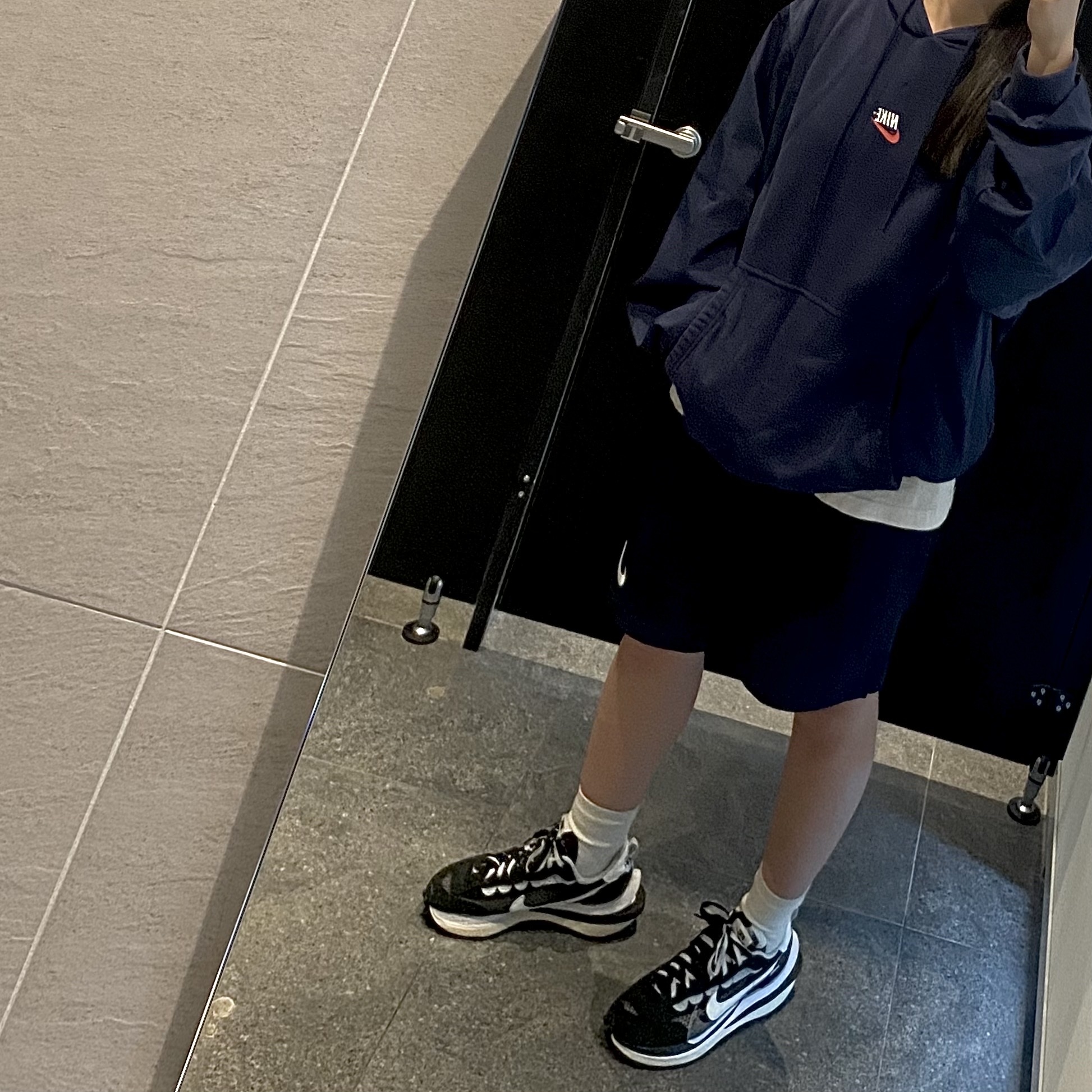Nike x Sacai VaporWaffle Black White, Nike NSW Hoodie BRS Midnight Navy 착용 스타일