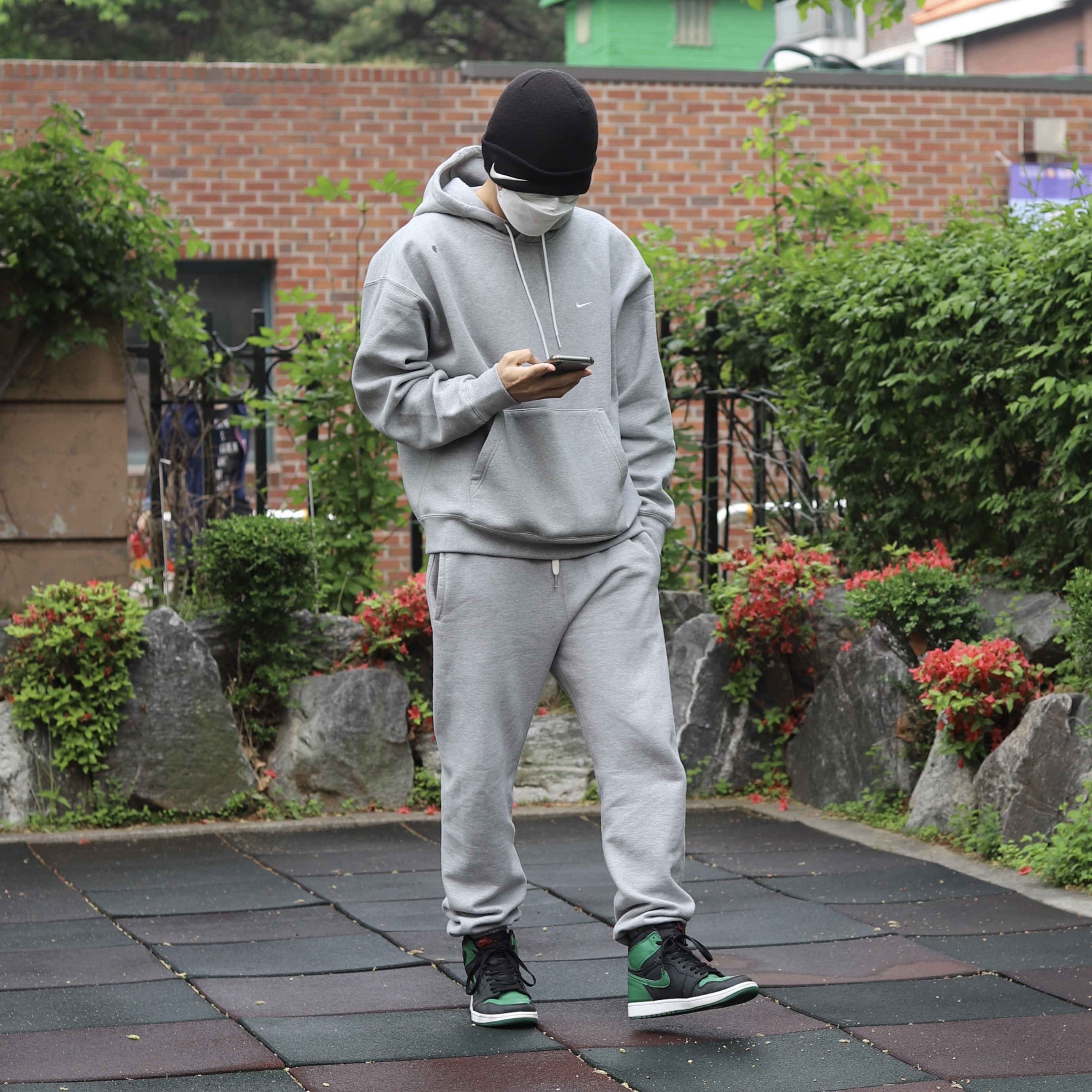 Jordan 1 Retro High OG Pine Green Black, Nike NRG Solo Swoosh Fleece Hoodie Dark Grey Heather - Asia 착용 스타일
