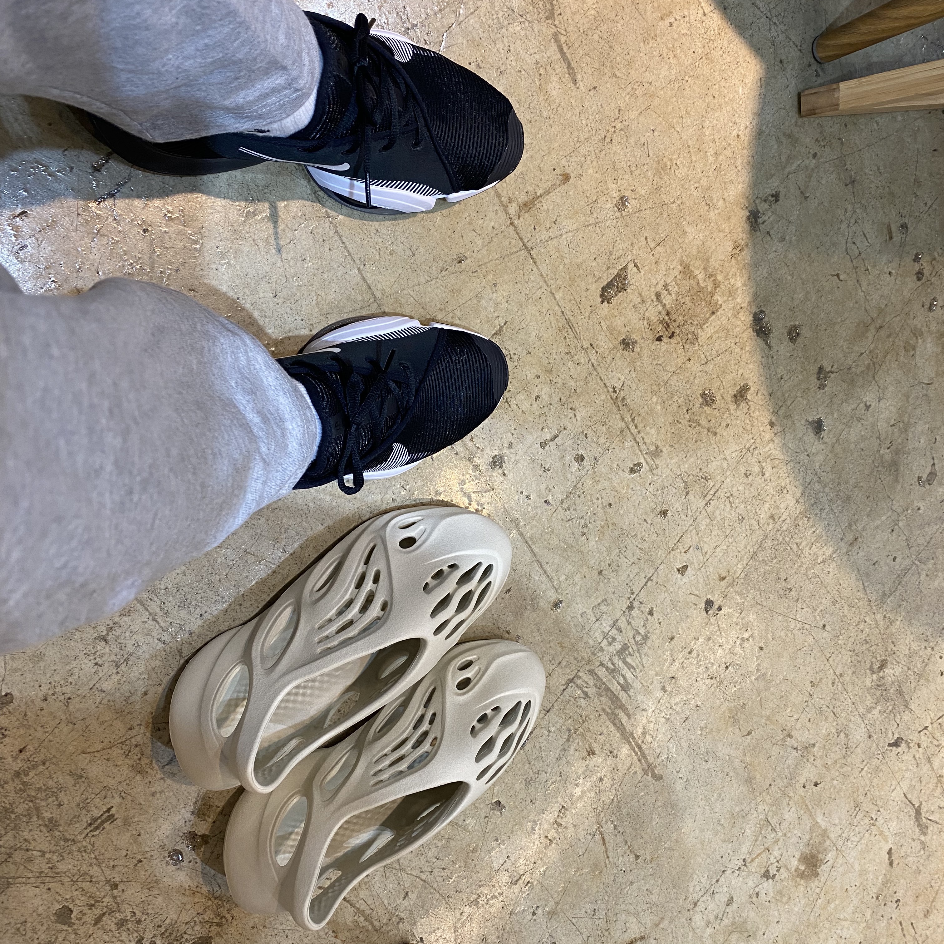 Adidas Yeezy Foam RNNR Sand 착용 스타일 - 1