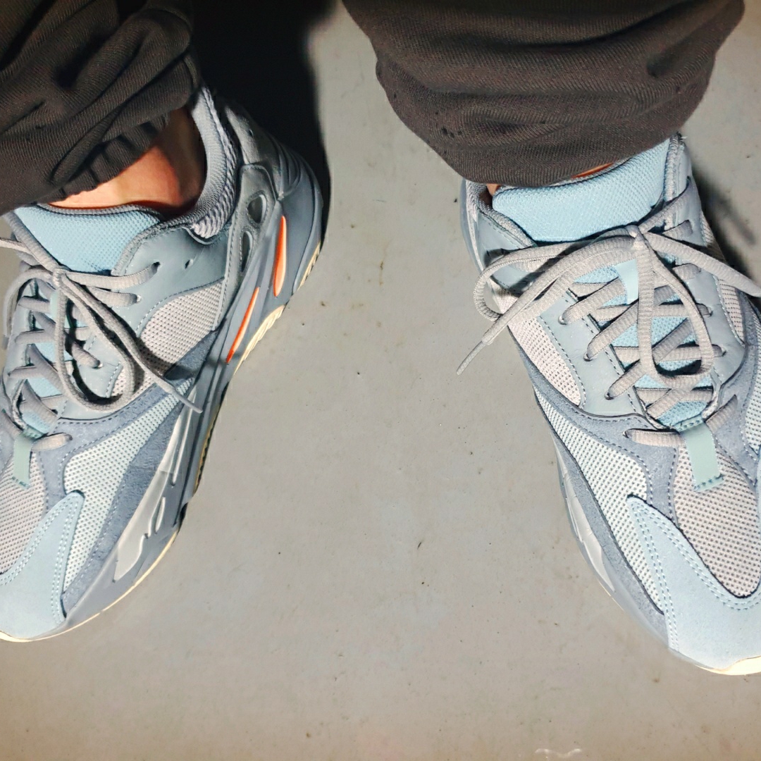 Adidas Yeezy Boost 700 Inertia 착용 스타일 - 3
