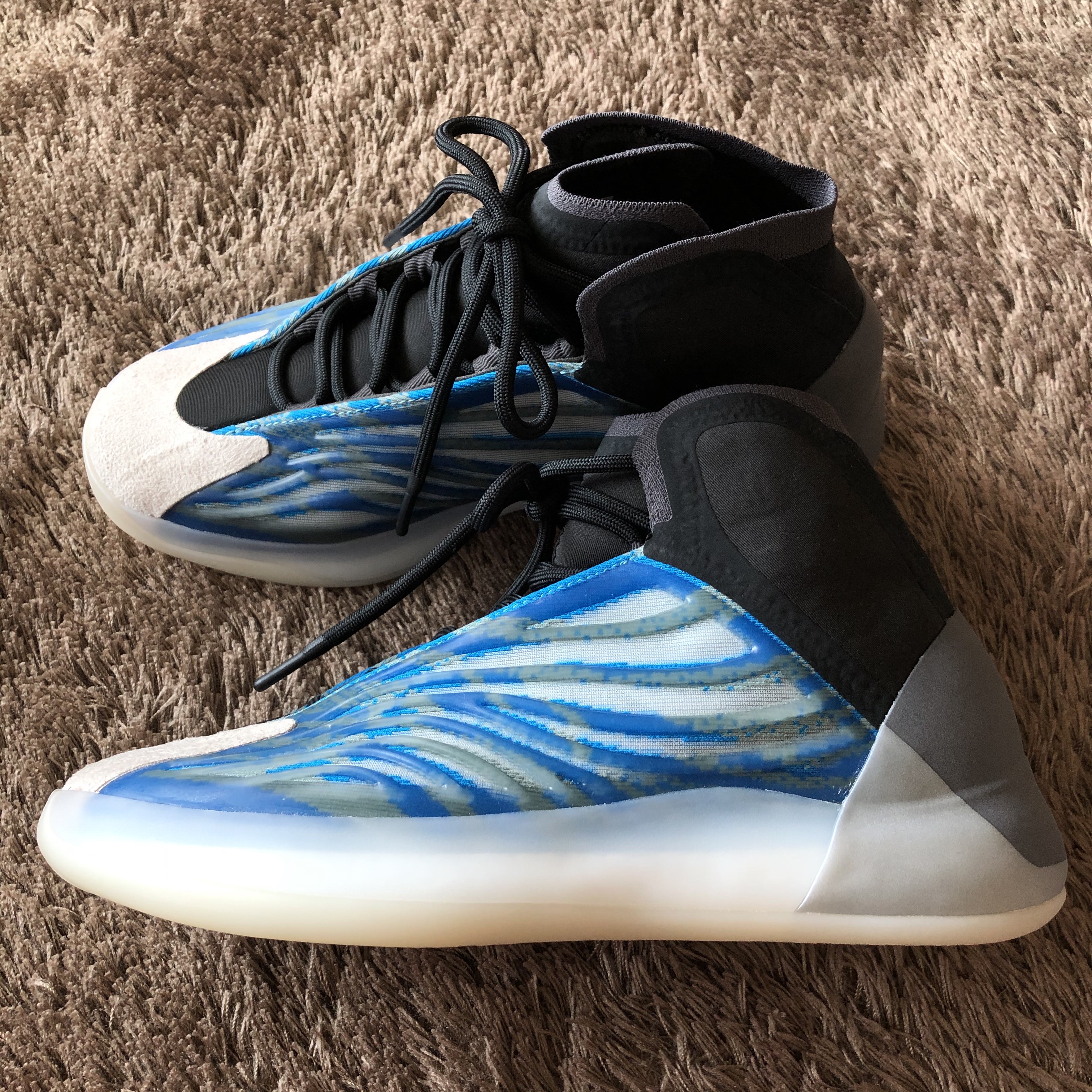 Adidas Yeezy QNTM BSKTBL Frozen Blue 착용 스타일 - 5