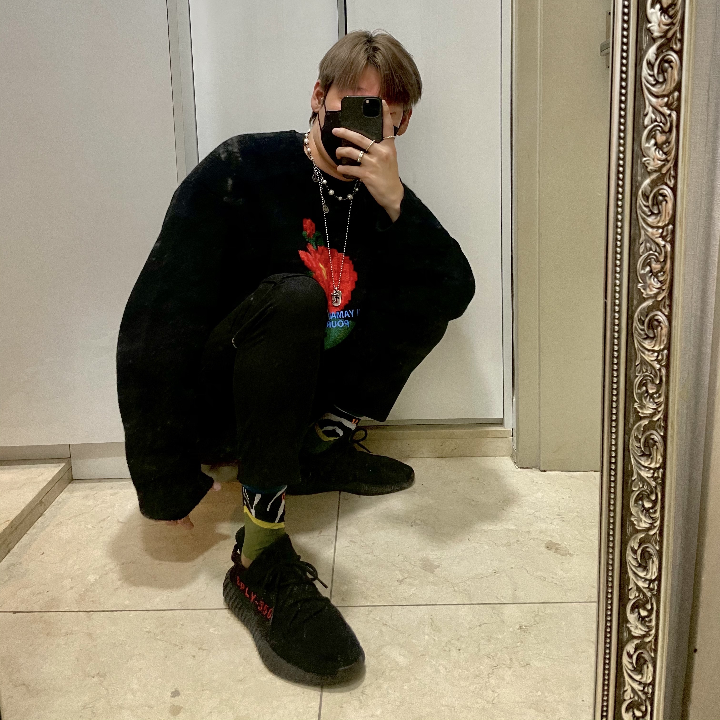 Adidas Yeezy Boost 350 V2 Black Red 2017, Supreme x Yohji Yamamoto Sweater - 20FW 착용 스타일 - 1